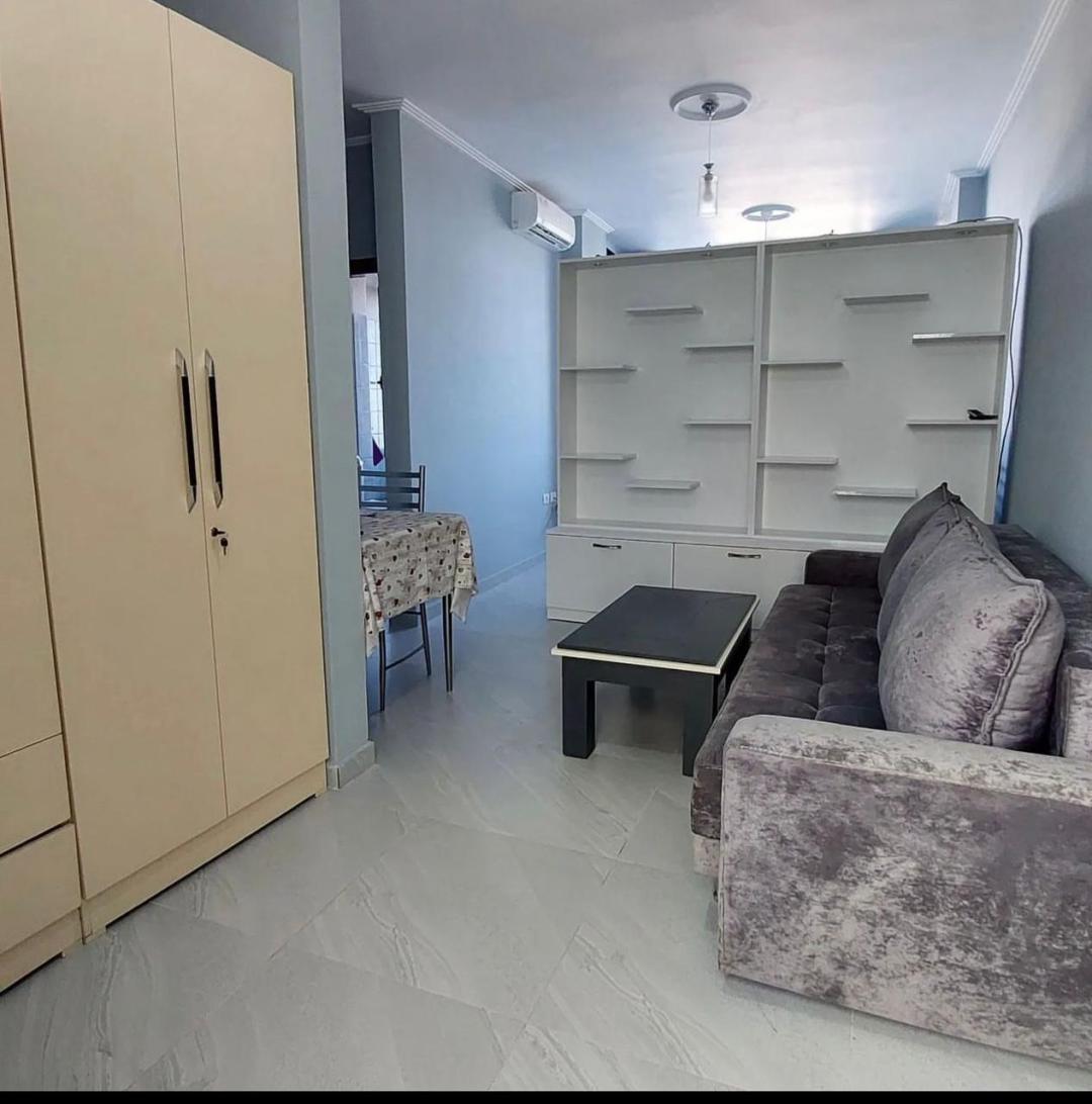 <p>The studio is located on the 4th floor of a new building without an elevator in Mal i Robit, about 50m from the sea. It has a total of 38m2, of which 35m2 are internal, which are organized by a room somewhat divided into a bedroom, a living room and 1 bathroom. The area in which it is located is a suitable area for holidays as it offers all the facilities.<br>For more information or a visit to the property, contact us!</p>