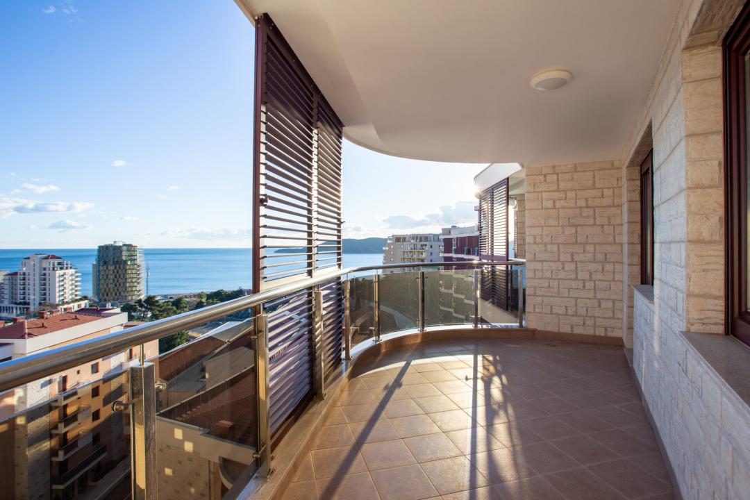 <p>The property includes <strong>modern residential buildings</strong> with <strong>three levels of underground garages</strong>, offering parking spaces available for <strong>rent or purchase</strong>. All apartments are equipped with <strong>underfloor heating</strong> and <strong>air conditioning in every room</strong>, ensuring year-round comfort and energy efficiency.</p><p>Each unit comes with <strong>complete and verified documentation (1/1)</strong>, and the entire complex is free from <strong>legal issues or ownership restrictions</strong>, providing a safe and secure investment.</p><p>Don't miss your chance to live in a well-planned, high-quality residential community—<strong>choose your future apartment today</strong>!</p><p> </p><p> </p>