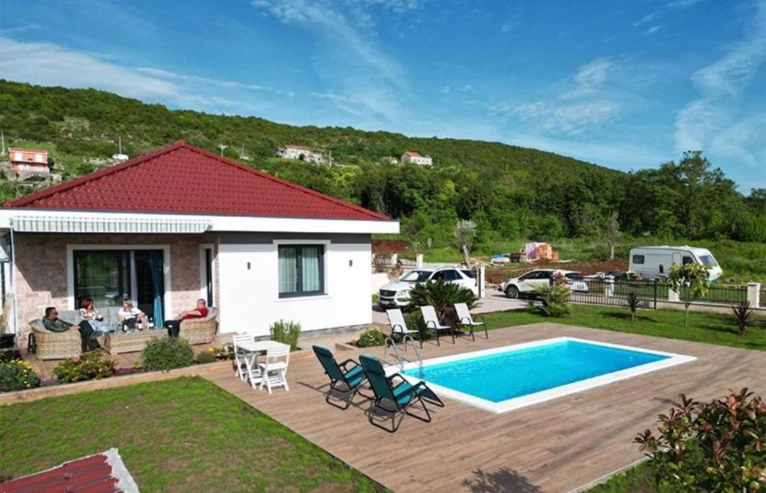 <p>The villa is built of solid materials.</p><p>It has 80 m2, a garden and a swimming pool.</p><p>The blue villa has one bedroom and two bathrooms.</p><p>It is located a 10-minute drive from Budva.</p><p>It is equipped with all the necessary facilities for a comfortable life.</p>