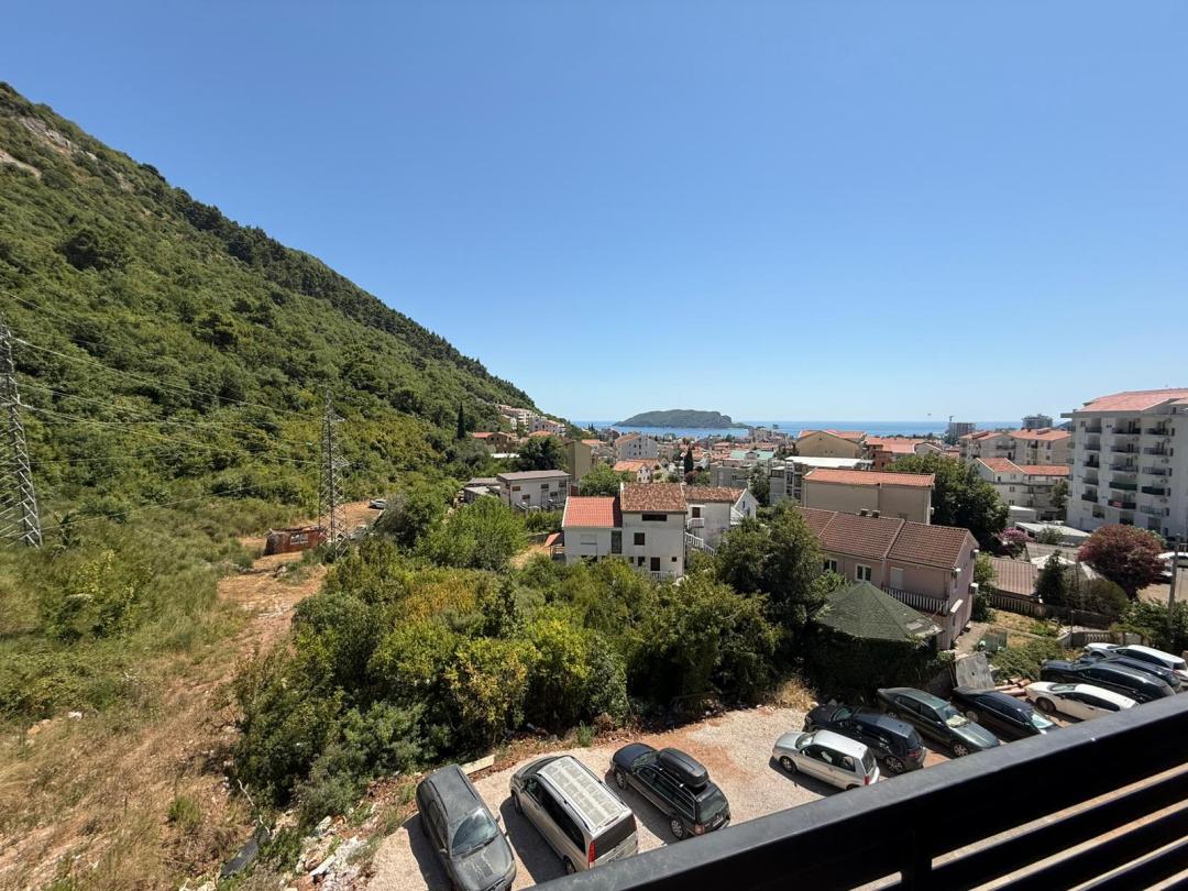 <p>Modern 1-bedroom apartment with sea view, located in a new building with elevator in Budva’s Lazi district. Close to the beach and city center. Perfect for living or rental income. The apartment features a spacious balcony to enjoy breathtaking views of the Adriatic Sea. High-quality finishes and contemporary design create a comfortable and stylish living space. The building offers secure access and is situated in a peaceful neighborhood with easy access to local amenities, restaurants, and public transport.</p>