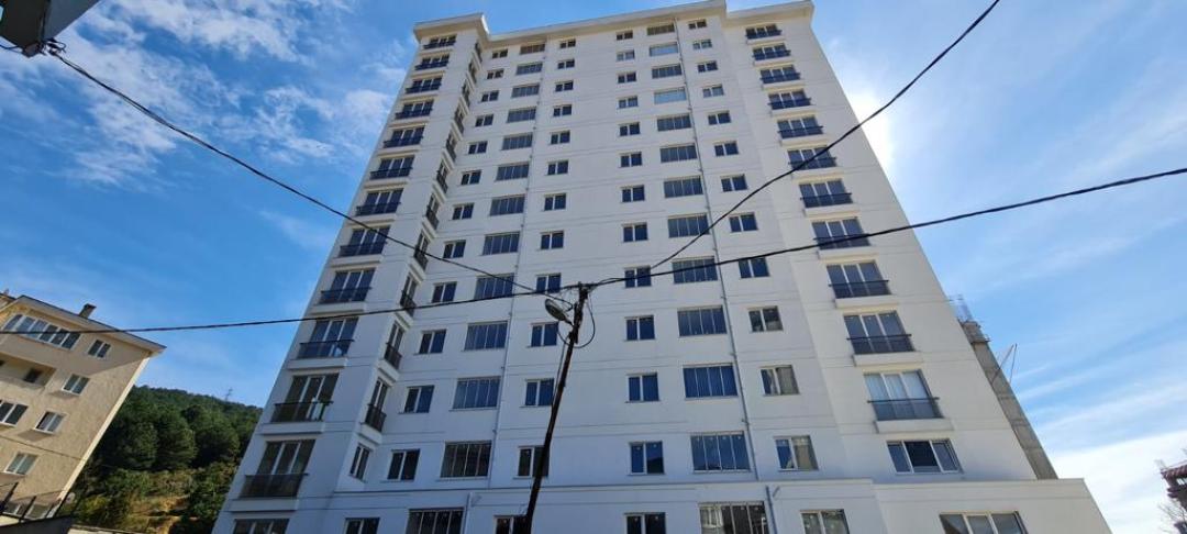 <p>Квартира на продажу в Стамбуле расположена в Картале, одном из ведущих бизнес-центров Анатолийской стороны. Регион стал одним из самых выдающихся инвестиционных регионов с высоким спросом со стороны местных и иностранных предпринимателей. Хорошо развитая транспортная линия, повседневная инфраструктура и богатые возможности социальной активности являются основными достопримечательностями региона. Картал предлагает комфортный и социальный образ жизни с длинной береговой линией, огромным количеством развлекательных центров, широкими зелеными зонами для кемпинга, торговыми центрами, пристанью для яхт и паромным портом.</p><p>Роскошный проект расположен в приличном районе, идеально подходящем для покупки квартиры в Картале, Стамбул. Жилой комплекс находится в нескольких минутах ходьбы от таких объектов инфраструктуры, как рынки, аптеки, медицинские центры, больницы, школы, станции метро и торговые центры. Комплекс находится в 750 метрах от ближайшей станции метро, ​​в 2,5 км от береговой линии и паромного порта, в 2,9 км от торгового центра ISTMarina, в 3,1 км от пляжа Пендик, в 4 км от пирса Картал-Адалар и пристани для яхт Пендик, в 15 км от аэропорта Сабиха Гёкчен, 23 км до Моста Мучеников 15 июля.</p>