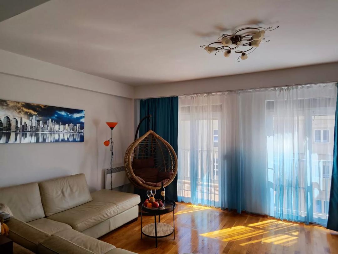 <p>Продается квартира площадью 84 м² в городе Петровац, идеально подходит для постоянного проживания. Квартира сухая, теплая, без влажности, зимой без отопления поддерживает температуру 18-20 градусов по Цельсию.</p><p>Планировка: Кухня-гостиная, 2 спальни, 2 ванные комнаты, паркетные полы, балкон.</p><p>Этаж: 2-й этаж 5-этажного дома.</p><p>Парковка: Крытая парковка с возможностью покупки гаража.</p><p>Оснащение: Продается с мебелью и техникой Whirlpool, во всех комнатах установлены инверторные кондиционеры.</p><p>Дополнительные удобства: Отличный арендный потенциал.</p><p>Документация: Все документы чистые и в полном порядке.</p>