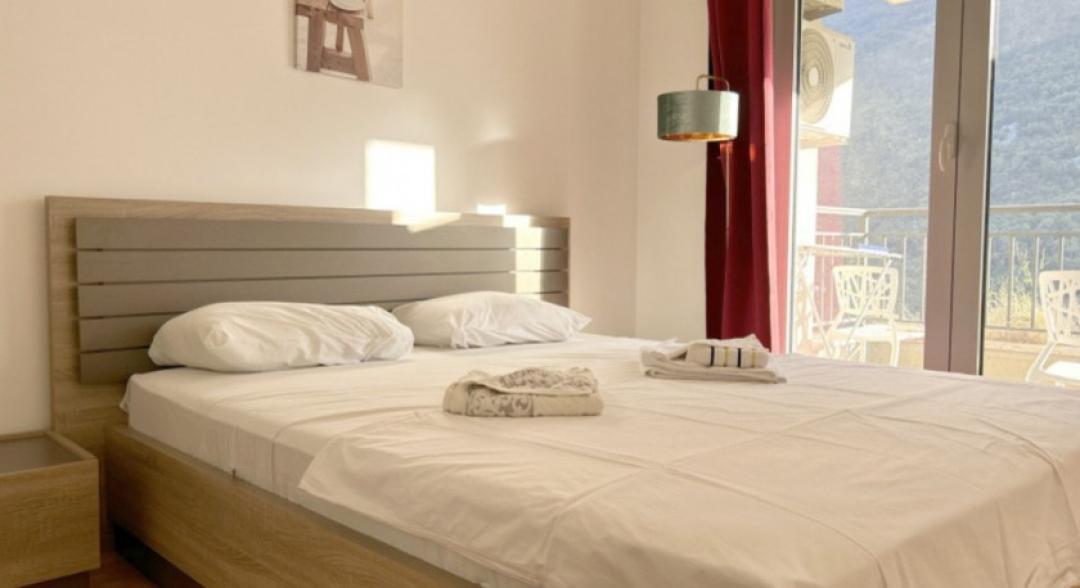 <p>Продается двухкомнатная квартира площадью 60 м2 в комплексе Lavender Bay.</p><p>Квартира полностью оборудована и оборудована бытовой техникой. Он включает в себя большую кухню, соединенную с гостиной, ванную комнату и спальню с выходом на террасу.</p><p>Внутри комплекса:<br>Пейзажный бассейн с захватывающим видом на залив и горы<br>спа и сауна<br>Кафе<br>спортзал<br>детская площадка<br>Комплекс расположен в одном из самых очаровательных мест живописной бухты. Исторический город Пераст находится в 10 минутах езды от отеля, а древний город Котор, внесенный в список Всемирного наследия ЮНЕСКО, - в 30 минутах езды.</p><p>Эта квартира является отличным выбором для отдыха или инвестиций. Сезонный доход превышает 100 евро в день.<br>Свяжитесь со мной для просмотра или получения дополнительной информации.</p>