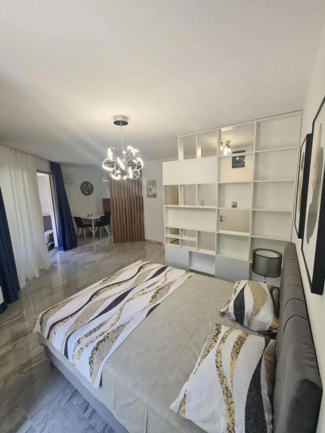 <p>SATILIK!</p><p>Rafailovići denizden 50m</p><p>Bir yatak odalı daire 44m2, 2. kat, mobilya ve cihazlarla 155.000€.</p><p>30.000€'ya garaj alanı satın alma imkanı</p><p>Konum: Rafailovići, plaja sadece 120 adım uzaklıkta ve tüm önemli olanaklara yakın.<br>Rafailovići ana plajı (120 adım)<br>Pržno plajı (5 dakika)<br>Sveti Stefan (9 dakika)<br>Budva (11 dakika)<br>Karadağ Rivierası boyunca popüler tatil köyleri ve destinasyonlar</p><p>Tasarım: El yapımı taş ve doğayla mükemmel bir şekilde harmanlanan özgün bir görünüm.<br>Konfor: Modern yaşamın tüm ihtiyaçlarıyla tam konfor ve bağlantı.<br>Yer altı garajı, resepsiyon, interkom, video gözetimi.<br>Olanaklar: Otopark, restoranlar, mağazalar ve deniz kenarında ideal bir yaşam için ihtiyacınız olan her şey. Bina, ona özel bir karakter kazandıran ve Rafailovići'nin doğal güzelliğiyle mükemmel bir şekilde bütünleşmesini sağlayan elle yontulmuş taştan inşa edilmiştir. Bu detay sadece estetik izlenime katkıda bulunmakla kalmaz, aynı zamanda çevre dostudur ve modern özellikler ve konforla doğaya saygılı bir alan yaratır.</p>