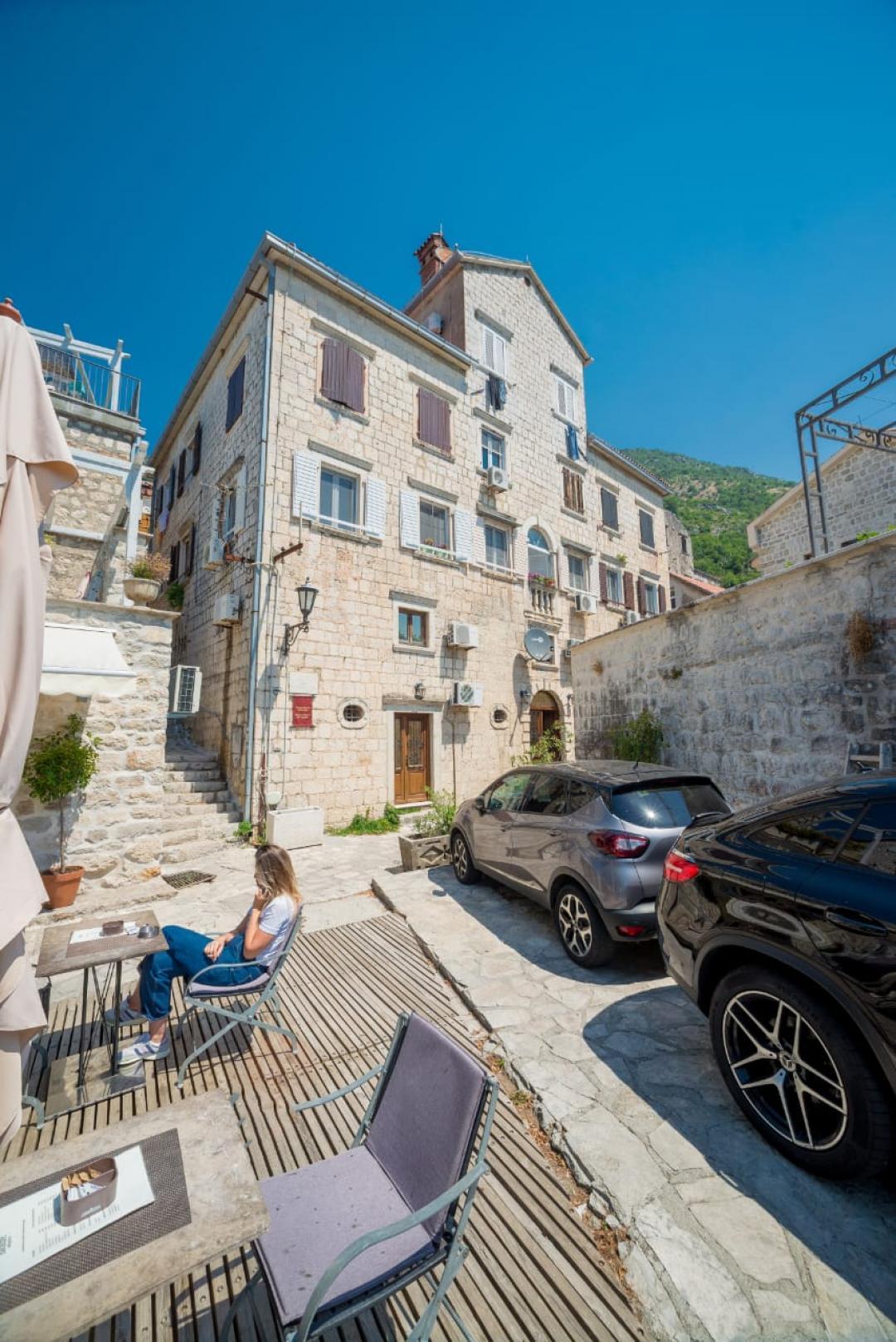 <p>Откройте для себя прекрасно меблированный двухспальный дуплекс, расположенный на первой линии у моря, в самом сердце Пераста — одного из самых живописных и исторических прибрежных городов Черногории.</p><p>Это уникальное имущество сочетает современный комфорт с вечным очарованием и предлагает:</p><p>Просторную гостиную и столовую открытой планировки<br>Две уютные спальни<br>Полностью оборудованную кухню и стильные ванные комнаты<br>Вид на море и Боко-Которскую бухту<br>Аутентичные архитектурные элементы, гармонично соединённые с современными отделками</p><p>Выйдя из дома, вы окажетесь всего в нескольких метрах от набережной, уютных кафе и достопримечательностей, находящихся под защитой ЮНЕСКО.<br>Идеальный выбор, если вы ищете спокойное место для отдыха, выгодное вложение в аренду или постоянное жильё у моря — эта квартира является настоящей редкостью на одном из самых престижных побережий Черногории.</p><p>Полностью меблирована и готова к заселению — решение «под ключ».</p><p> </p>