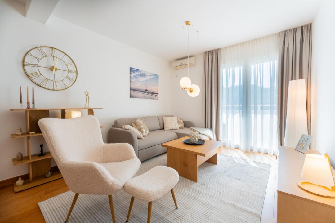 <p>Уютная квартира площадью <strong>68 м²</strong> в очаровательной приморской деревне <strong>Пржно, Черногория</strong>. Квартира расположена на <strong>третьем этаже</strong> и включает:</p><p>Гостиную с кухней</p><p>Две спальни</p><p>Один санузел</p><p><strong>Просторную террасу</strong> с потрясающим видом на море, горы и окрестности</p><p>Квартира <strong>недавно отремонтирована</strong>, продаётся с <strong>качественной мебелью</strong> и полностью готова к заселению. Идеально подходит для семейного отдыха или летних арендных инвестиций.</p><p>Всего <strong>10 минут пешком до пляжа</strong>. В Пржно вы сможете наслаждаться:</p><p>живописным пляжем с лежаками и кафе у моря</p><p>отличными ресторанами, такими как Konoba More, Kamenovo Restaurant & Beach Bar, Kusta, La Mar и Montenegro-Fish Restaurant-Il Brodetto</p><p>кафе, барами и даже казино</p><p>Рядом находится <strong>парк Милоцер</strong>, идеально подходящий для прогулок к <strong>Королевскому и Королевскому пляжам</strong>, а также к <strong>Свети-Стефану</strong>.</p>