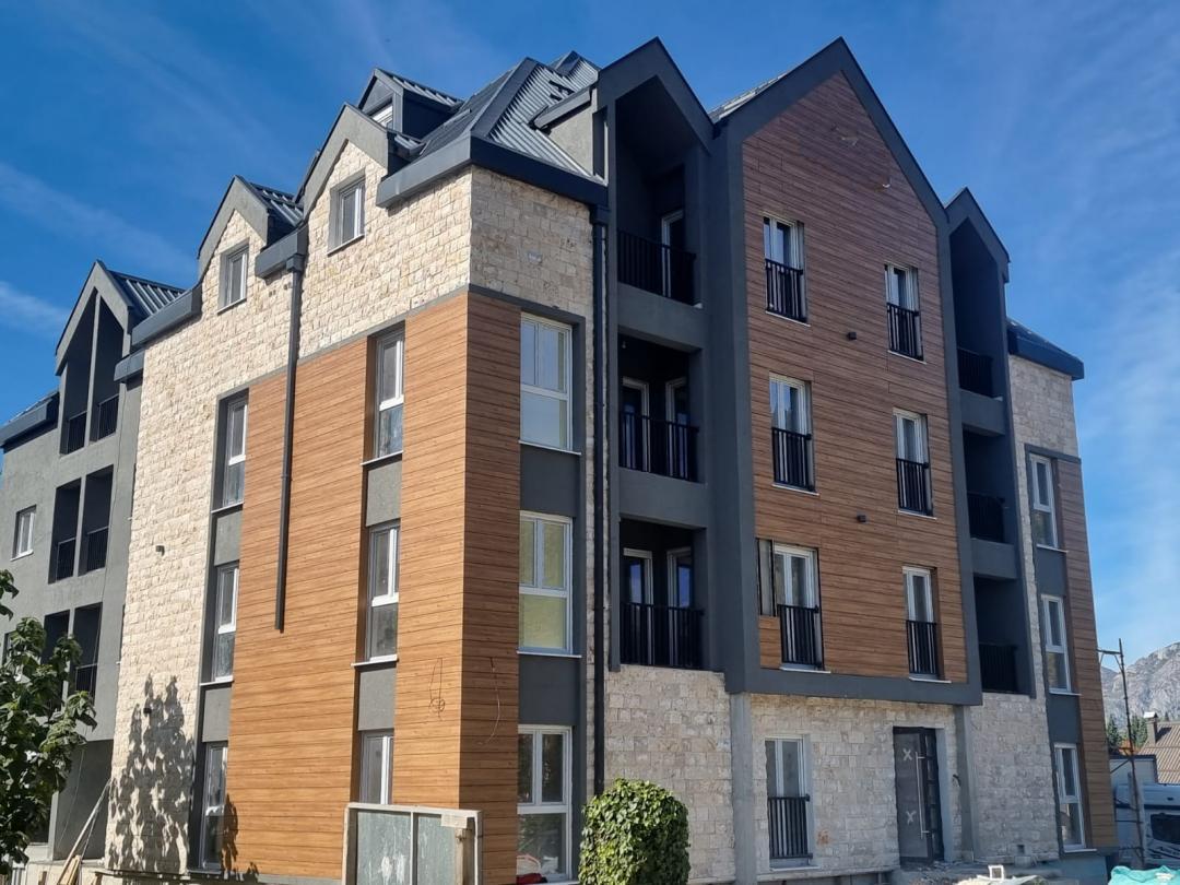 <p>Проект идеально расположен в тихом месте в самом сердце центра города. До главной городской площади и главной улицы, где расположены известные рестораны и кафе, всего 50 метров. Здание спроектировано с учётом комфорта роскошного отдыха.</p><p>Бренд проекта гарантирует качество строительства, высококачественные материалы, экологичную концепцию и дополнительные выдающиеся особенности. К ним относятся:</p><p>Гараж и огороженные внешние парковочные места;</p><p>Прачечная;</p><p>Видеонаблюдение;</p><p>Ресепшн и услуги по обслуживанию;</p><p>Гидромассажный бассейн;</p><p>Финская сауна;</p><p>Комбинированная русская сауна;</p><p>Комната для лыж;</p><p>Электрические жалюзи;</p><p>Двери класса A;</p><p>Трёхслойный дубовый пол с высокой прочностью;</p><p>Унитазы высокого класса;</p><p>Двери комнат высокого качества;</p><p>Керамическая плитка высокого качества;</p><p>Центральные радиаторы и система тёплого пола;</p><p>Тёплый пол в общих зонах.</p>