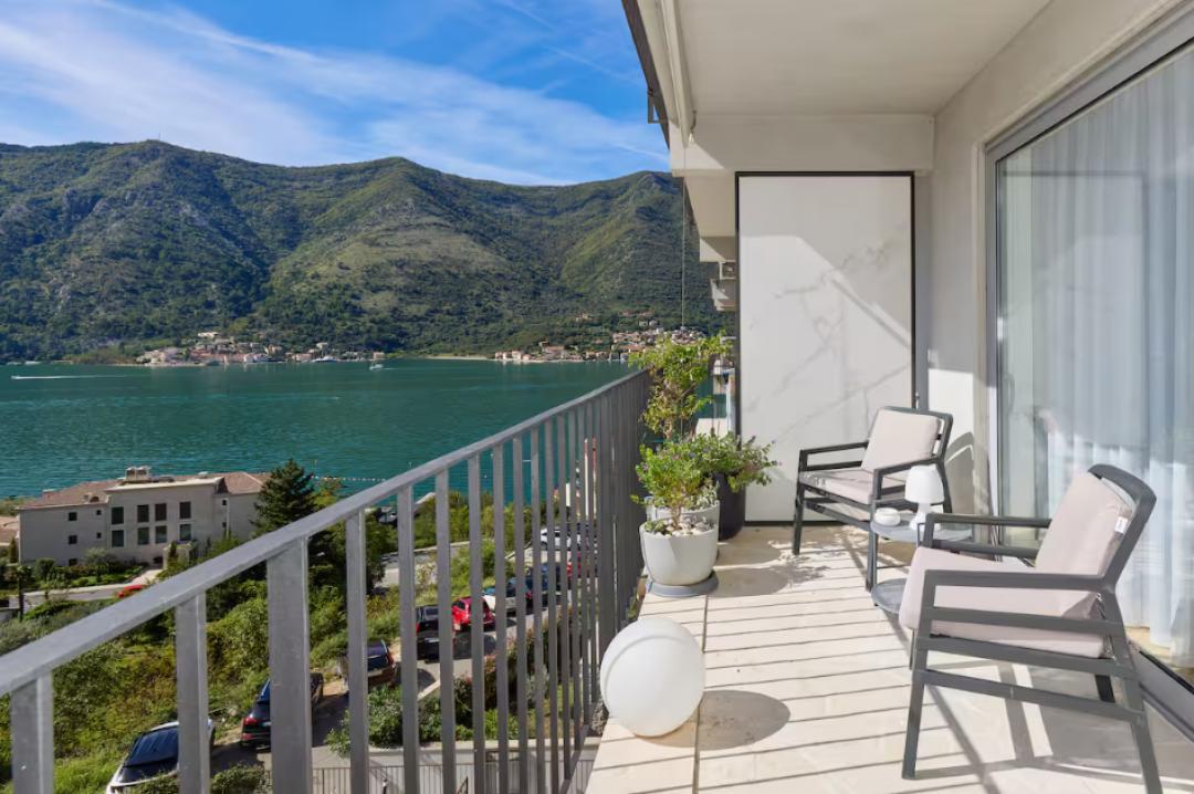 <p>Добро пожаловать в нашу светлую двухкомнатную квартиру, идеально подходящую для спокойного отдыха. В каждой спальне есть удобная кровать king-size, обеспечивающая полноценный сон. Современная ванная комната оборудована просторным душем, стиральной машиной и всеми необходимыми принадлежностями. Для вашего комфорта во всех комнатах установлены кондиционеры.</p><p><strong>Описание пространства</strong></p><p>Гостиная залита естественным светом, создавая тёплую и уютную атмосферу. В ней есть уютная обеденная зона на четыре человека, а из гостиной можно выйти на балкон. Балкон оснащён уличной мебелью, где можно расслабиться с напитком, наслаждаясь прекрасным боковым видом на море и горы.</p><p>Кухня оборудована плитой, микроволновой печью и кофемашиной.</p><p>Квартира удобно расположена: всего в пяти минутах ходьбы находятся супермаркет и пекарня. Маленький общественный пляж также находится в пяти минутах ходьбы по короткой лестнице.</p><p>Особое удобство для наших гостей — наличие частного парковочного места.</p>