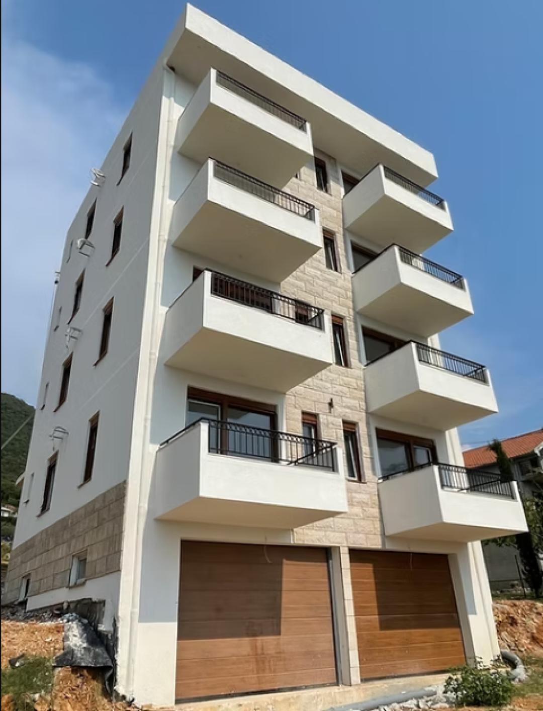 <p>Herceg Novi'nin pitoresk Kumbor kasabasında bulunan 20 daireyi sunmaktan mutluluk duyuyoruz. Dünya standartlarında olanaklar ve hizmetler sunan lüks Porto Novi'ye yakınlık. Ayrıca dünyaca ünlü One and Only Hotel'e kısa bir mesafede. Denize sadece 150 metre uzaklıkta, rahatınız ve gönül rahatlığınız için yüzme havuzu, asansör ve kapalı garaj dahil. 23 metrekarelik rahat ve verimli stüdyo daireler ve 41 metrekarelik yaşam alanına sahip geniş 1 yatak odalı birimler.</p>