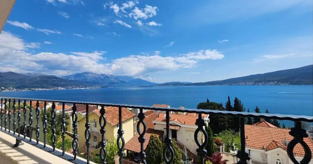 <p>Bijela'nın kalbinde yer alan büyüleyici bir binada, Boka Körfezi'nin eşsiz panoramik deniz manzaralarını sunan 4 zarif daireyi sunmaktan mutluluk duyuyoruz. Denize sadece 180 metre uzaklıkta ve kullanışlı açık alan otoparkı ile burası, sakin bir kıyı yaşam tarzı arayanlar için gerçekleşen bir rüya.</p>