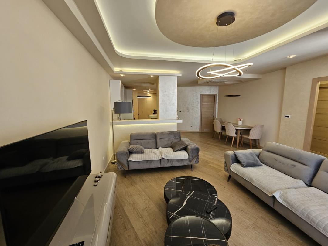 <p>YENİ, boş, lüks iki odalı daire, 104 m2, Budva'daki ana Adriyatik Bulvarı'nda, yeni inşa edilmiş konut binası NIVEL'in . katında.<br>Daire yapısı:<br>Giriş holü<br>Yemek odası ve modern donanımlı mutfak bulunan oturma odası, bir bar ve terasa çıkışla ayrılmıştır<br>2 yatak odası<br>Banyo ve tuvalet<br>Çatı terasını kullanma imkanı<br>Daire, olağanüstü kalitede gerekli klima ile donatılmıştır</p><p>Daire, lüks mobilyalar, cihazlar ve gardıroplarla donatılmıştır ve bu şekilde satılmaktadır.<br>Mükemmel konum, geniş, havadar ve iyi aydınlatılmış. Deniz manzaralı güneye bakmaktadır ve bu da mekanda ek bir keyif sağlar.<br>Çok yaşanabilir.</p><p>Binada asansör vardır. Dairede ayrıca bir garaj vardır.<br>Evraklar temizdir, mülkiyet 1/1'dir, gayrimenkul üzerinde herhangi bir ipotek veya kısıtlama yoktur.</p>