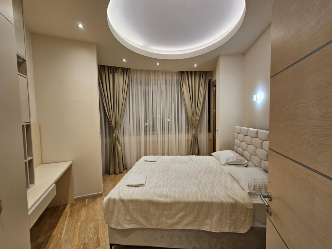 <p>Yeni, boş, lüks iki yatak odalı daire, 112 m2, Budva'daki ana Jadranski Bulvarı'nda, yeni inşa edilmiş konut binası NIVEL'in 2. katında.<br>Daire yapısı:<br>Giriş holü<br>Yemek odası ve modern donanımlı mutfak bulunan oturma odası, bir barla ayrılmış<br>2 yatak odası<br>2 banyo<br>Daire, olağanüstü kalitede gerekli klima ile donatılmıştır<br>Daire, lüks mobilyalar, cihazlar ve dolaplarla donatılmıştır ve bu şekilde satılmaktadır.<br>Mükemmel bir konuma sahip, geniş, havadar ve aydınlıktır. Deniz manzaralı güneye bakmaktadır ve bu da alanın daha fazla keyfini çıkarmanızı sağlar.<br>Yaşamak için çok uygundur.<br>Binada asansör vardır. Dairede ayrıca bir garaj alanı vardır.<br>Evraklar temizdir, 1/1 mülkiyet, gayrimenkul üzerinde herhangi bir ipotek ve kısıtlama yoktur.</p>