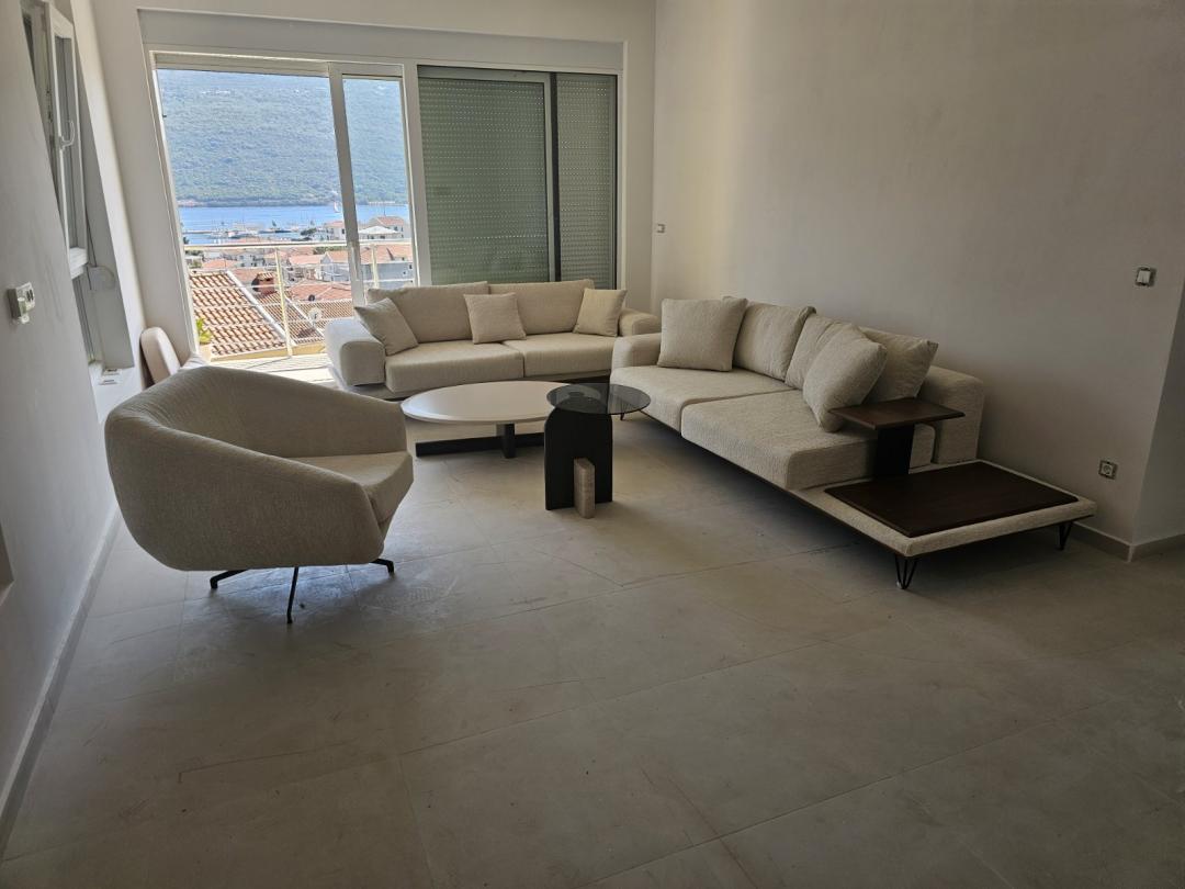 <p>Yeni, boş, iki yatak odalı daire, 70 m2, Djenovići'de 1. katta.<br>Daire yapısı:<br>Giriş holü<br>Yemek odası ve modern donanımlı mutfak bulunan oturma odası<br>2 yatak odası<br>Banyo<br>Büyük cam kapılar ve terasa çıkış<br>Mükemmel bir konumda, ferah, havadar ve aydınlık. Deniz ve liman manzaralı güneye bakmaktadır, bu da mekanın daha fazla keyfini çıkarmanızı sağlar.<br>Yaşamak için çok uygundur.</p><p>Evraklar temiz, 1/1 mülkiyet, gayrimenkulde herhangi bir ipotek ve kısıtlama yoktur.</p>