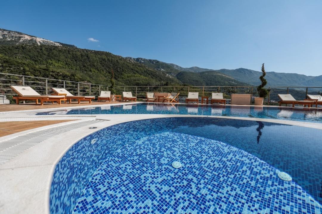 <p>Harika fiyat - Sunny Side kompleksinde stüdyo daire, Becici<br><br>Daire aydınlık ve ferahtır. Alanı 38 m2'dir. Kısmi deniz manzarası vardır. Daire full eşyalı olarak satılmaktadır.<br><br>Mülk, hem eğlence hem de daimi ikamet için olduğu kadar yıl boyunca veya günlük kiralama için de idealdir.<br><br>Sunny Side kompleksi, Budva Rivierası'ndaki en popüler ve talep gören komplekslerden biridir.<br><br>Kolaylıklar: Açık ve kapalı yüzme havuzları. İki SPA (sauna, buhar banyosu, masaj odası). Güç ve kardiyo ekipmanları ile fitness salonu. Konferans odası. 24 saat resepsiyon. Yönetim şirketi (yıl boyunca kiralama imkanı).<br><br>Belgeler temizdir, herhangi bir yükümlülük ve kısıtlama yoktur</p>