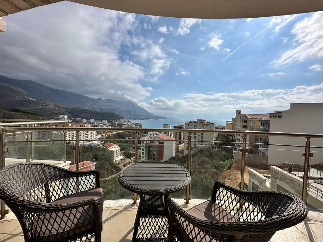 <p>Bu 131 m² daire, dördüncü katta bulunan konforlu ve modern bir yaşam alanı sunmaktadır. Aydınlık bir oturma odası, iki rahat yatak odası, tam donanımlı bir mutfak, iki banyo ve üç terasa sahiptir. Plaja sadece 700 metre uzaklıktaki bu daire, rahatlığı kıyı yaşamıyla birleştirir. Tamamen mobilyalı olarak satılır, taşınmaya ve keyfini çıkarmaya hazırdır. Bečići'de bir eve sahip olmak için bu harika fırsatı kaçırmayın!</p>