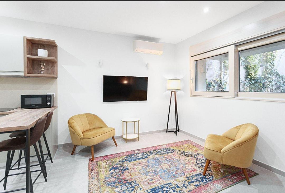 <p>- Alan: 31 m²<br>- Modern tasarım, tam donanımlı.<br>- Yeni lüks kompleks.<br>- Mükemmel konum: süpermarketler, eczaneler, kafeler ve restoranlar yakında.<br>- Kotor Eski Kenti'ne sadece 7 dakika ve plaja 15 dakika yürüme mesafesinde. Tivat Havaalanı arabayla 15 dakika uzaklıktadır.<br>- Fiyata garajda park yeri dahildir</p><p>Mükemmel bir emlak yatırımı! Yüksek kira potansiyeli, %8-10 yıllık getiri.<br>Kotor, Karadağ'ın en ünlü ve güzel şehirlerinden biridir. Kotor Eski Kenti, UNESCO Dünya Mirası alanıdır.</p>