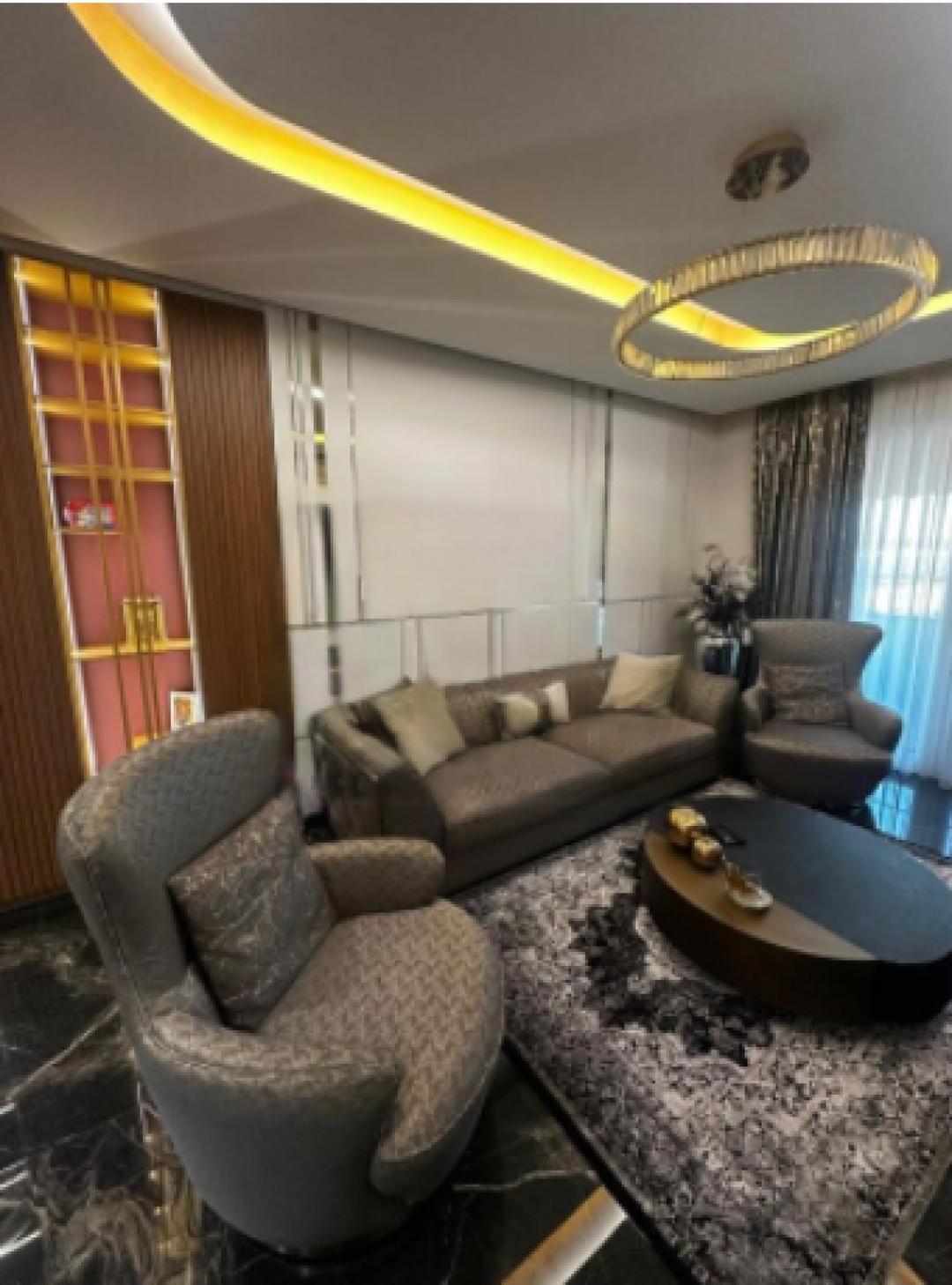 <p>Daire, 10 katlı bir binanın asansörlü 7. katında yer almaktadır. Toplam alan 166,3 m² ve ​​net alan 150,6 m²'dir. Verandalı 2+ 1+ 2 olarak düzenlenmiştir, yani mutfaklı geniş bir oturma odası, yatak odalarından birinde tuvalet ve gardırop bulunan iki yatak odası, bir ana tuvalet ve ayrıca üç odadan da erişilebilen ve deniz ve limanın harika manzaralarına sahip bir veranda bulunmaktadır. Mülk yeni yenilenmiş ve her şey son sözle lüks bir şekilde son ayrıntısına kadar döşenmiştir. Bulunduğu alan, gerekli tüm olanakları sunduğu için şehrin en çok tercih edilen bölgelerinden biridir.</p>