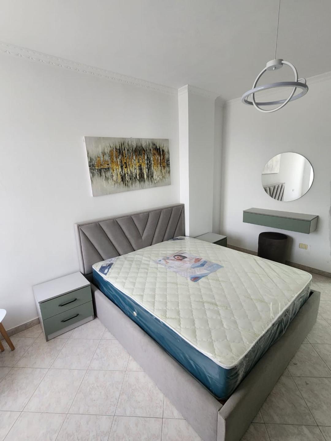 <p>Stüdyo, Durres Plajı'ndaki postanenin karşısında asansörlü bir binanın 6. katında yer almaktadır. Toplam 30 m2 ve ana caddeye bakan açık alanda düzenlenmiş 22 m2 iç mekana sahiptir. Stüdyo yeni döşenmiştir ve rahat bir yaşam için tüm olanakları sunduğu popüler bir tatil bölgesinde yer almaktadır. Mülkün düzenli belgeleri vardır ve satışa hazırdır.</p>
