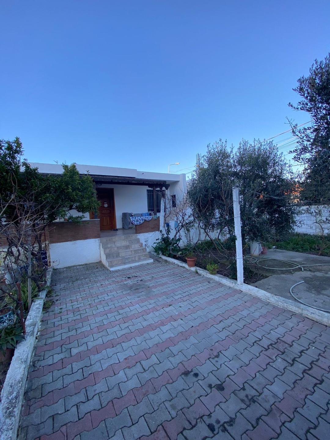 <p>Porto Romano, Durres'te satılık 1 katlı özel ev. Duvarla çevrili mülkün içinde 465 m2'lik 168 m2 ek arazi alanına sahiptir. Alanları 1 oturma odası + mutfak, 2 yatak odası, 2 banyo ve 1 depo odasına bölen bir koridorda düzenlenmiştir. Ev iyi yatırım yapılmış ve bakımı yapılmıştır, ayrıca dört tarafında bahçe olarak geniş bir kullanılabilir alana sahiptir. Gelişmekte olan bir bölgede yer almaktadır ve arkasında bir garaj ve küçük bir depo kullanma olasılığı olabilir. Arazi, kamyon park yeri, depolama ve diğer birçok iş türü için elverişli hale getiren önemli bir genişliğe sahiptir. Bina düzenli ipotek belgeleriyle donatılmıştır ve satışa hazırdır!</p><p>Daha fazla bilgi veya mülkü ziyaret etmek için bizimle iletişime geçin!</p>