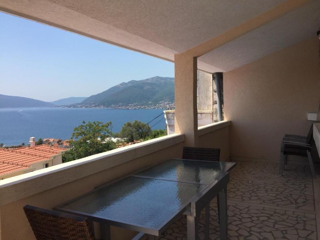 <p>Bu modern 1+1 daire, Tivat'ın gözde Donja Lastvada bölgesinde yer almakta olup nefes kesici deniz manzaraları sunmaktadır. Porto Montenegro'ya sadece birkaç dakika uzaklıktaki bu daire, huzur ve rahatlığın mükemmel dengesini sunmaktadır.</p><p>Deniz Manzarası<br>Özel Park Yeri<br>Geniş İç Mekan<br>Porto Montenegro, Mağazalar ve Restoranlara Yakın</p><p>Porto Montenegro'nun tüm olanaklarına kolay erişim sağlayan huzurlu bir yaşam alanı arayanlar için idealdir. Bu fırsatı kaçırmayın!</p>