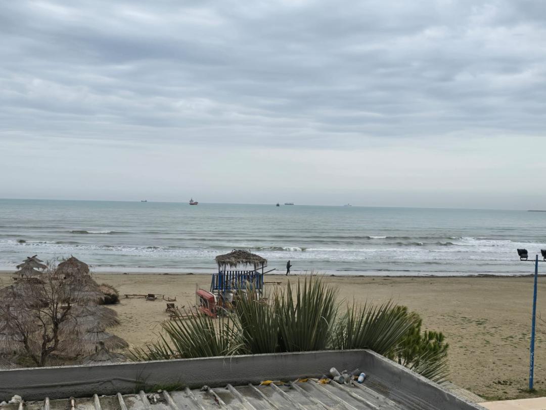 <p>Daire, Durres Plajı bölgesinde asansörlü bir binanın 2. katında, denize birinci hatta ve denize cepheden bakan bir manzaraya sahiptir. Tesisi mutfak alanı, 1 yatak odası, doğal ışıklı 1 banyo ve Adriyatik Denizi'nin muhteşem manzarasına sahip 1 büyük balkonla bölen bir koridorla düzenlenmiştir. Dairenin bulunduğu bina yeniden inşa halindedir ve çalışmalar 2025 yazında tamamlanacak ve tüm binaya dışarıdan ısı yalıtım sistemi eklenecektir. Söz konusu daire hem günlük kiralama ile iş hem de tatil veya ikamet için uygundur. Mülkün sertifikada 74 m2 iç alanı vardır ve satışa hazır düzenli belgeleri vardır!</p><p>Daha fazla bilgi veya mülkü yakından ziyaret etmek için bizimle iletişime geçmekten çekinmeyin</p>