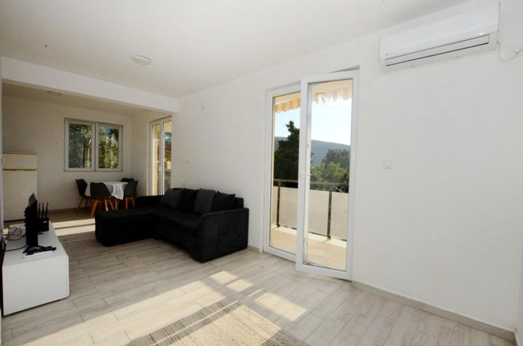 <p>Bu güzel deniz manzaralı daire, Herceg Novi'deki Kumbor'da yer almakta olup rahat bir yatak odası ve modern bir banyo ile aydınlık bir yaşam alanı sunmaktadır. Adriyatik Denizi'nin muhteşem manzarası onu dinlenmek için mükemmel bir yer haline getirir. Plajlara, restoranlara ve tüm yerel olanaklara yakındır. İster tatil evi ister kalıcı bir konaklama için olsun, bu daire harika bir seçimdir. Kaçırmayın—daha fazla ayrıntı için bizimle iletişime geçin.</p>