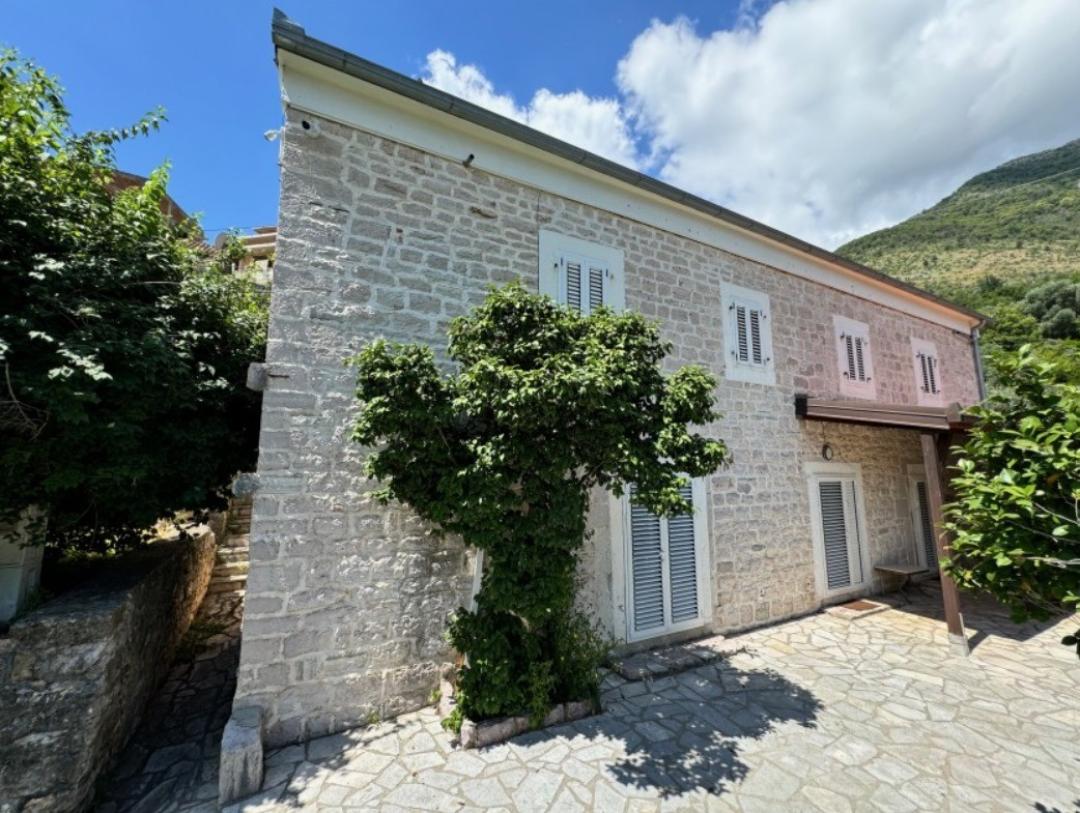 <p>Kotor Körfezi'nin açık manzarasına sahip Kamenari'de yenilenmiş taş ev.</p><p>Ev 350 yaşında. 2013 yılında tamamen yenilendi. Ev kuru, sıcak, en iyi mühendislik uygulamaları dikkate alınarak yeniden inşa edildi. Depreme dayanıklı yapı. Duvarların kalınlığı bir metreden fazla.</p><p>Arsa – 1.400 m2</p><p>Evin toplam alanı – 250 m2. Yaşam alanı – 163 m2.</p><p>Ana eve ek olarak, 14 m2'lik ek bir bina var.</p><p>Evin girişinin önünde körfeze bakan büyük bir teras var. Izgaralı dinlenme alanı, yüzme havuzu için yer var.</p><p>Zemin katta geniş bir mutfak ve oturma odası, banyo var.</p><p>Birinci katta bir galeri, 2 yatak odası, bir banyo var.</p><p>Çatı katında – teraslara erişimi olan 2 büyük yatak odası ve bir banyo.</p><p>Katlar rahat, geniş ve yumuşak bir merdivenle birbirine bağlanıyor.</p><p>Ev sakin bir yerde bulunuyor. Zeytin ağaçları ve çeşitli Akdeniz bitkileriyle dolu bakımlı güzel bir bahçeyle çevrili.</p><p>Merkezi su temini, ayrıca 60 m3'lük bir sığınak var.</p><p>Garaj artı 10 araçlık açık otopark.</p><p>Denize 300 metre. İyi asfalt yol.</p><p>Mülk temiz belgelere, tam bir izin paketine sahip.</p>