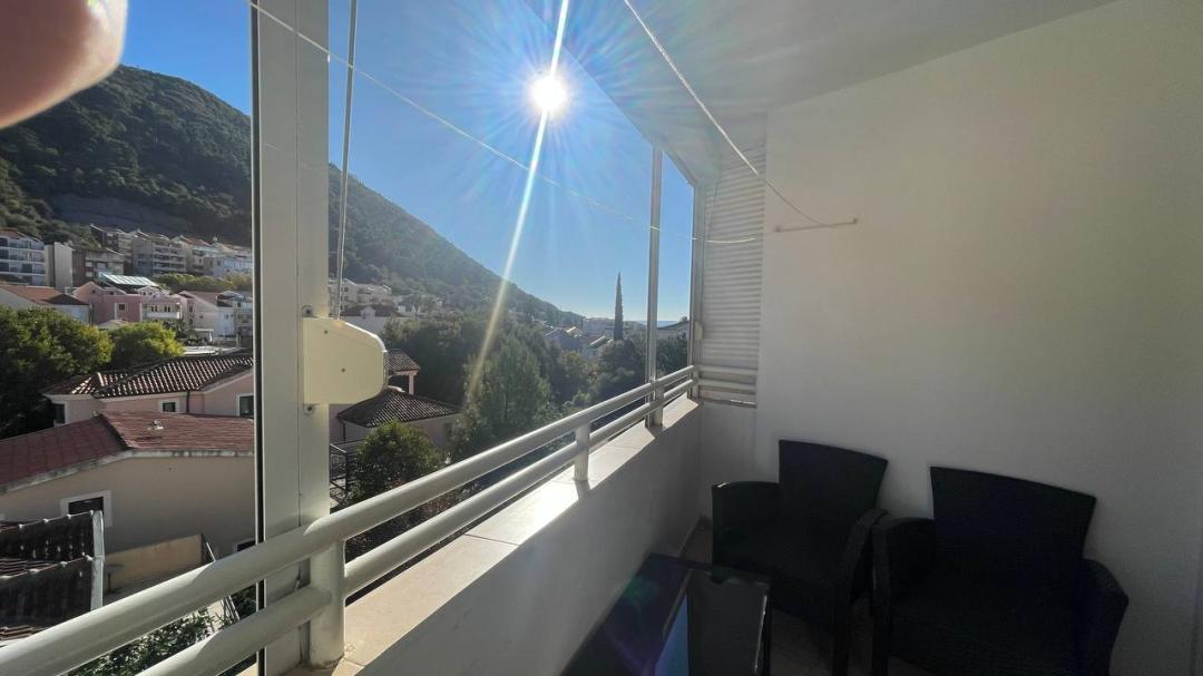 <p>Budva, Lazi mahallesinde  bir konut mülkünün satışı için işbirliği sunuyoruz. Daire dördüncü katta yer almaktadır ve 42 m² alana sahiptir.</p><p>Daire bir oturma odası, yatak odası, banyo ve terastan oluşmaktadır. Denize uzaklığı 950 metredir (kuş uçuşu). Daire tam donanımlıdır.<br>Ödeme: Banka havalesi</p><p>Daha fazla bilgi veya bir görüntüleme planlamak için bizimle iletişime geçmekten çekinmeyin!</p>