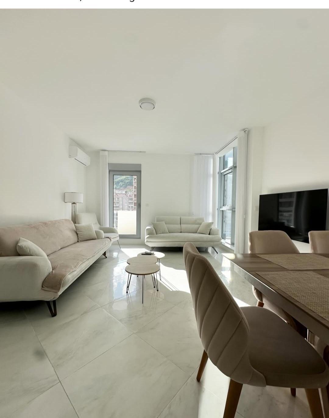 <p>Yeni, boş, lüks üç odalı daire, 95 M2 yüzey alanı, Rozino'da yeni inşa edilmiş bir konut binasının 3. katında.</p><p>Yapı: Yemek odası ve mutfaklı oturma odası, terasa çıkış, teraslı 3 yatak odası, iki banyo ve bir tuvalet.</p><p>Daire, olağanüstü kalitede gerekli klima ile donatılmıştır</p><p>Daire, lüks mobilyalar, cihazlar ve gardıroplarla donatılmıştır ve bu şekilde satılmaktadır.<br>Mükemmel konum, geniş, havadar ve aydınlık. Batıya bakmaktadır.<br>Çok yaşanabilir.<br>Kiralama imkanı<br>Binada asansör bulunmaktadır.<br>Yakın çevresinde marketler, hastane, polis, okul, anaokulu, fakülte ve yaşam için gerekli tüm olanaklar bulunmaktadır.<br>Evraklar temiz, mülkiyet 1/1, gayrimenkul üzerinde herhangi bir ipotek veya kısıtlama yoktur.</p>