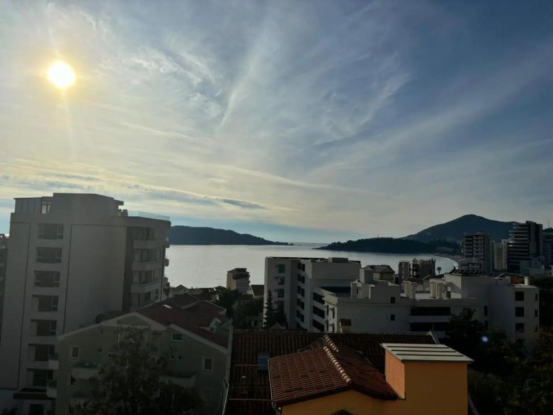 <p>SATILIK!</p><p>Rafailovići denizden 50m</p><p>5. kat, mobilya ve cihazlarla birlikte 62 m2'lik tek odalı daire 230.000 €.</p><p>30.000 €'ya garaj alanı satın alma imkanı</p><p>Konum: Rafailovići, plaja sadece 120 adım uzaklıkta ve tüm önemli olanaklara yakın.</p><p>Rafailovića'nın ana plajı (120 adım)</p><p>Pržno Plajı (5 dakika)</p><p>Sveti Stefan (9 dakika)</p><p>Budva (11 dakika)</p><p>Karadağ Rivierası boyunca popüler tatil köyleri ve destinasyonlar</p><p>Tasarım: El yapımı taş ve doğayla mükemmel bir şekilde harmanlanan özgün bir görünüm.</p><p>Konfor: Modern yaşamın tüm ihtiyaçlarıyla tam konfor ve bağlantı.</p><p>Yer altı garajı, resepsiyon, interkom, video gözetimi.</p><p>Olanaklar: Otopark, restoranlar, mağazalar ve deniz kenarında ideal bir yaşam için ihtiyacınız olan her şey.</p><p>Bina, ona özel bir karakter kazandıran ve Rafailovići'nin doğal güzelliğine mükemmel bir şekilde uyum sağlamasını sağlayan elle yontulmuş taştan inşa edilmiştir. Bu detay sadece estetik izlenime katkıda bulunmakla kalmaz, aynı zamanda çevre dostudur ve modern olanaklar ve konforla doğaya saygılı bir alan yaratır.</p>