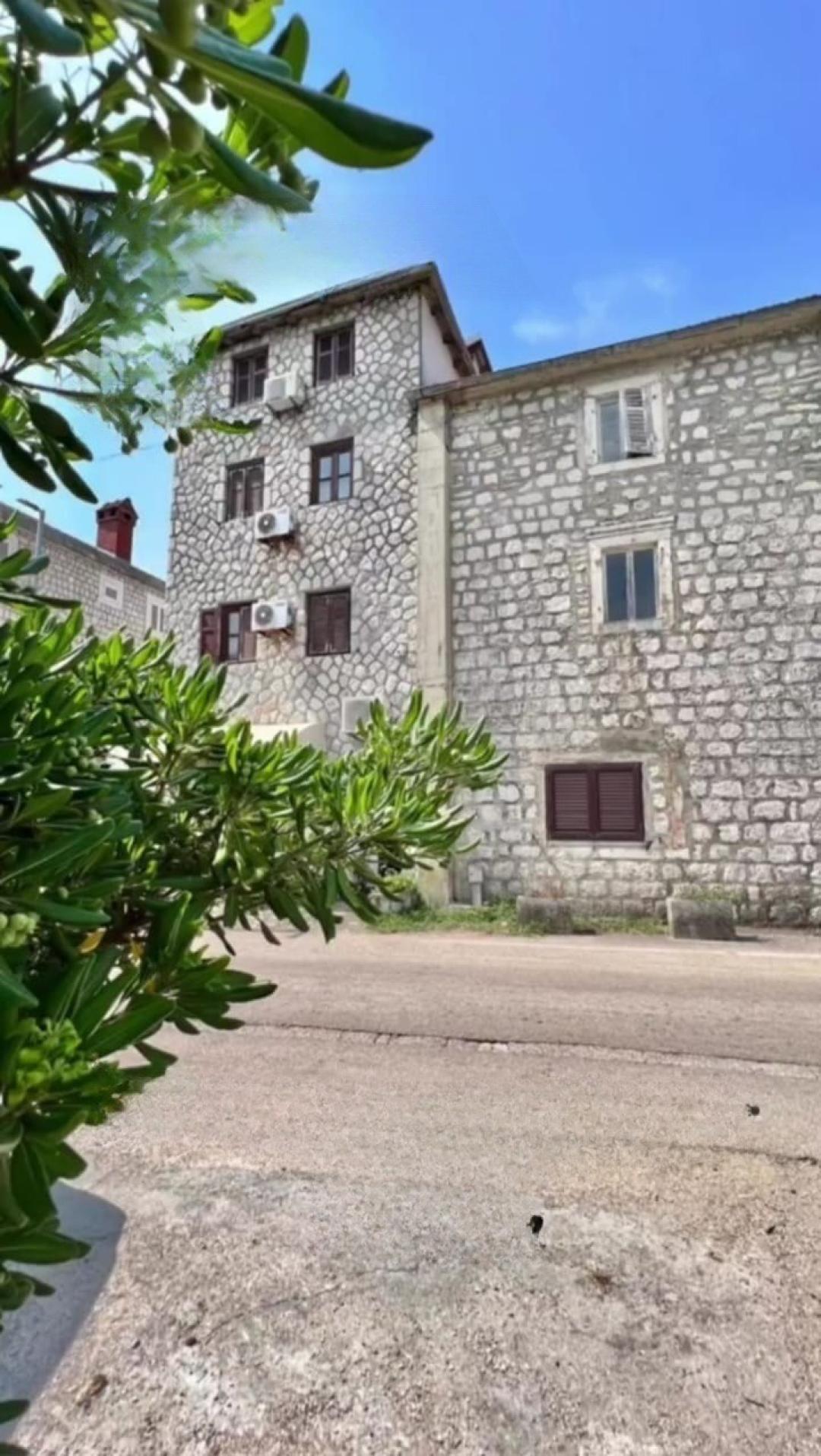 <p>Prcanj'da yenilenmiş stüdyo daire – 1. sıra. Daire alanı – 25 m2. Tamamen mobilyalı ve donanımlı. İskelede park yeri sağlanmıştır. Prcanj'da deniz kıyısında daire – Kotor Körfezi'nde yatırım dostu, ucuz bir gayrimenkul teklifi. Sezonda yüksek turist doluluğu.</p>