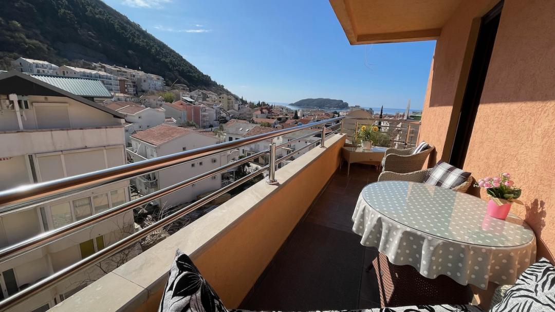 <p>Budva, Lazi yerleşimi<br>99 m2 yaşam alanı.<br>Dördüncü kat. Asansör.<br>Düzen: oturma odası, 3 yatak odası, 2 banyo, 2 teras.<br>Denize kuş uçuşu uzaklık - 1 km.<br>Daire tamamen mobilyalıdır.</p>