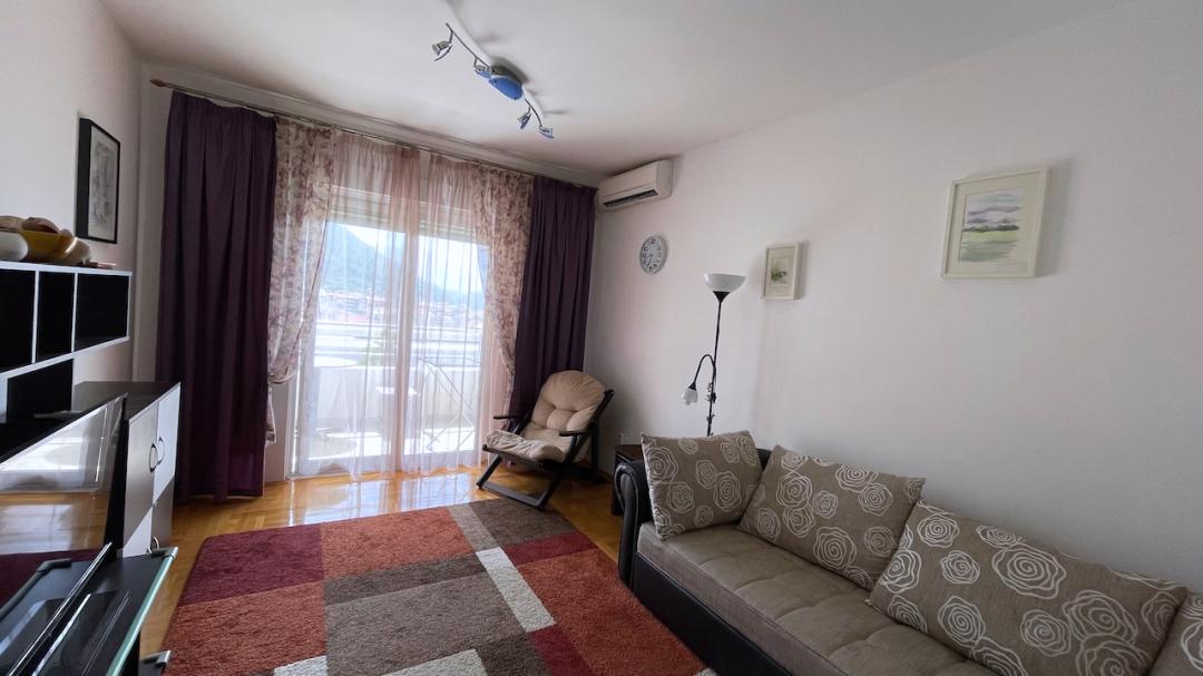 <p>Satılık: Budva'nın Velji Vinogradi bölgesinde tam donanımlı bir daire.</p><p>Boyut: 91 m²</p><p>Kat: 4. (asansörlü)</p><p>Düzen: Oturma odası, yemek alanı bulunan mutfak, 2 yatak odası, 2 banyo, 3 teras</p><p>Denize (havayolu) uzaklık: 1 km</p><p>Daire taşınmaya hazır ve yaşamak veya kiralamak için mükemmel.</p>