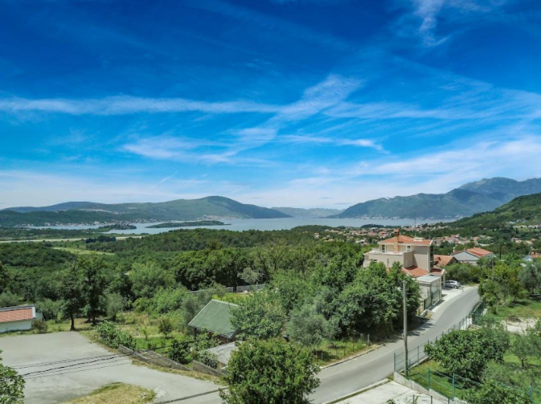 <p>Proje, Kotor ve Tivat'ın kalbinde yer alır ve bölgenin en çok aranan yerlerine sadece birkaç dakika uzaklıktadır. Tivat Havaalanı sadece 10 dakika uzaklıkta, Porto Montenegro kapınıza kısa bir sürüş mesafesinde ve tarihi Kotor Eski Kenti yakınlarda olduğundan, ihtiyacınız olan her şey elinizin altında.<br>İster canlı kıyı yaşamına, ister dingin dağ manzaralarına veya Kotor'un Eski Kenti'nin büyüleyici sokaklarına çekilin, proje yaşamak, dinlenmek ve yatırım yapmak için gerçekten eşsiz bir konum sunar. Her yolculuğun kolaylıkla başladığı ve her günün Karadağ'ın gelişen kalbinde yeni bir macera getirdiği bir evi keşfedin.</p><p>Proje sadece bir evden fazlasını sunuyor; Adriyatik kıyısında yüksek bir yaşam tarzı ve umut verici bir yatırım fırsatı sunuyor. Gelişen bir turizm merkezinin kalbinde yer alan Kotor'un benzersiz cazibesi ve yüksek kira talebi, bu konutu hem yaşamak hem de yatırım yapmak için ideal bir seçim haline getiriyor.</p><p>Proje, minimalist mimarinin zamansız zarafetini kalıcı kaliteye olan bağlılıkla birleştiriyor. Kotor'un doğal güzelliğiyle uyum sağlayacak şekilde tasarlanan bu projenin her bir unsuru, sağlam temellerden rafine yüzeylere kadar özenle işlendi.</p><p>Her alan, doğal ışığı en üst düzeye çıkarmak ve huzur dolu bir ortam yaratmak için özenle tasarlandı. Doğal taş, birinci sınıf ahşap ve dayanıklı metaller gibi yüksek kaliteli malzemelerle, proje yalnızca etkilemek için değil, aynı zamanda zamanın testine dayanmak için inşa edildi.</p><p>Proje, tüm sakinlerin yaşam kalitesini artıran bir dizi özenle tasarlanmış sosyal alan ve olanak sunuyor. Havuz kenarında dinlenin, titizlikle düzenlenmiş bahçelerin tadını çıkarın veya güvenli yer altı otoparkından ve özel depolama alanlarından yararlanın. Her olanak, rahatlık, konfor ve bir topluluk duygusu sağlamak için tasarlandı. İster rahatlamak için sessiz bir köşe, ister komşularınızla bağlantı kurmak için sosyal bir alan arıyor olun, projenin olanakları ihtiyaçlarınızı karşılamak için burada. Her ayrıntının yaşam deneyiminizi yükseltmek için tasarlandığı bir yer keşfedin.</p><p>Proje sadece bir konut değil; nefes kesici doğal güzelliklerle çevrili macera dolu bir yaşam tarzının başlangıç ​​noktasıdır. Manzaralı yürüyüş parkurlarından sakin plajlara ve heyecan verici su sporlarına kadar, bu konum doğa severler ve macera arayanlar için çeşitli açık hava aktiviteleri sunmaktadır.</p>