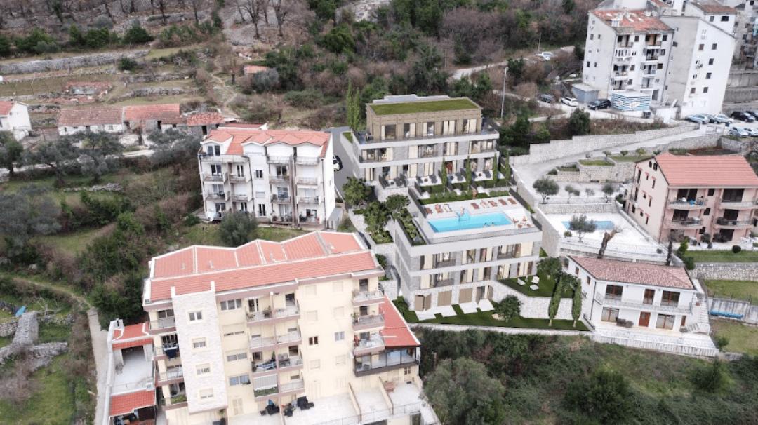 <p>Karadağ'ın en çok rağbet gören kıyı destinasyonlarından biri olan Kotor'un Dobrota semtinin kalbinde hayalinizdeki evi keşfedin. Bu özel proje, en kaliteli bitişlere sahip şık konutlar, özel yüzme havuzu, güzelce düzenlenmiş yeşil alanlar ve güvenli park yeri sunmaktadır.</p><p>İster kalıcı bir konut, ister tatil evi veya akıllı bir yatırım arıyor olun, bu geliştirme konfor, rahatlık ve Akdeniz cazibesini bir araya getiriyor - hepsi Kotor Körfezi'ne ve tarihi Eski Kent'e sadece birkaç dakika uzaklıkta.</p><p>✨ Temel Özellikler:</p><p>Sakinler için özel yüzme havuzu</p><p>Dinlenmek için mükemmel düzenlenmiş yeşil alan</p><p>Belirlenmiş özel otopark</p><p>Kotor, Dobrota'da birinci sınıf konum</p><p>Denize, restoranlara ve olanaklara yakın</p><p>Her zaman hayal ettiğiniz Karadağ yaşam tarzını yaşayın.</p>