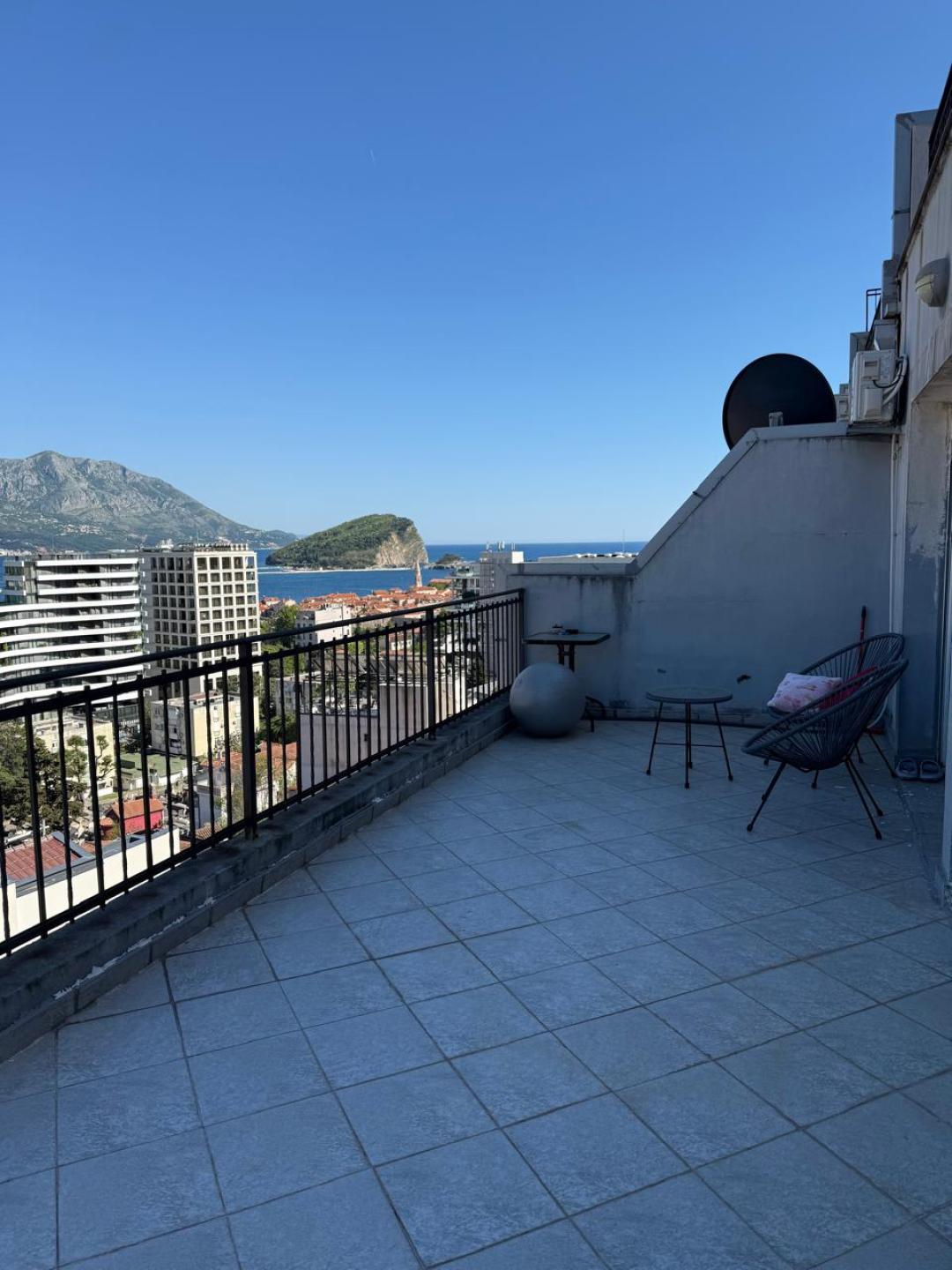 <p>Budva'nın kalbinde, denize sadece 400 metre (kuş uçuşu) uzaklıkta bulunan bu geniş ve tam donanımlı daireyi sunmaktan mutluluk duyuyoruz. İyi bakımlı bir binanın 6. katında bulunan daire, konforlu bir düzen ve nefes kesici manzaralar sunmaktadır.</p><p>Emlak Detayları:</p><p>Konum: Budva, Karadağ</p><p>Yaşam alanı: 107 m²</p><p>Kat: 6.</p><p>Düzen: Oturma odası, 2 yatak odası, 1 banyo, teras</p><p>Manzara: Terastan panoramik deniz manzarası</p><p>Denize uzaklık: 400 m (direk hat)</p><p>Durum: Tam donanımlı ve taşınmaya hazır</p><p>Bu daire hem kalıcı yaşam hem de tatil kiralama yatırımı için idealdir. Birinci sınıf konumu, plaja, gezinti yoluna, restoranlara, mağazalara ve tüm temel olanaklara kolay erişim sağlar</p>