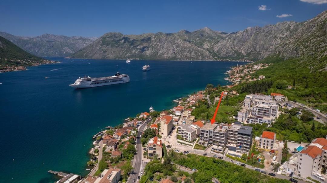 <p>Alan: 52 m²<br>1 Yatak Odası<br>1 Banyo<br>Büyük Teras</p><p>2019 yılında inşa edilen Alkima konut kompleksinde, UNESCO Dünya Mirası listesindeki Kotor Eski Kenti'ne arabayla sadece 5 dakikalık mesafede bulunan modern bir daire.</p><p>Yerleşim ve Özellikler:</p><p>Mutfağı olan geniş oturma odası<br>Aydınlık yatak odası<br>Yerden ısıtmalı banyo<br>Dağ manzaralı geniş teras<br>2. katta bulunan binanın asansörü var<br>Tam mobilyalı ve taşınmaya hazır<br>Zemin döşemesi - oturma alanlarında doğal parke</p><p>Ek Avantajlar:</p><p>Yüksek kaliteli inşaat malzemeleri<br>Garaj alanı satın alma seçeneği<br>Yakınlarda büyük ücretsiz park alanı</p><p>Konum:</p><p>Kotor Körfezi'nin en güzel ve en güneşli bölgelerinden biri<br>Hotel Huma plajına ve 3 km'lik gezinti yoluna sadece 200 metre<br>İyi gelişmiş altyapı: kafeler, restoranlar, süpermarketler - hepsi yürüme mesafesinde</p><p>Kişisel ikamet veya kiralama için mükemmel bir seçim:<br>Yüksek inşaat kalitesi ve aranan konumu sayesinde daire, hem turizm sezonunda kısa süreli kiralama hem de yıl boyunca yaşam için güçlü bir yatırım potansiyeline sahiptir.</p>