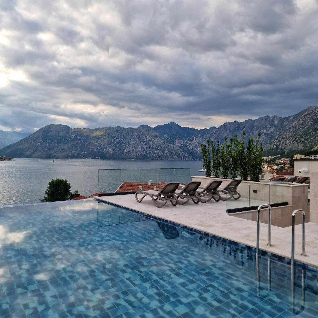 <p>Kotor'un Dobrota semtinin kalbinde yer alan bu muhteşem çatı katı dairesiyle kıyı zarafetinin en üst noktasını keşfedin. Yepyeni bir konut binasında yer alan bu özel mülk, panoramik deniz manzarası, birinci sınıf kaplamalar ve eşsiz konfor ve rahatlık yaşam tarzı sunmaktadır.</p><p>Bu güzel döşenmiş çatı katı dairesi, özel havuz, geniş park alanı ve modern yaşam için son teknoloji akıllı ev sistemiyle donatılmıştır. Denize kısa bir yürüyüş mesafesinde olan bu daire, Karadağ kıyısında sakin ve şık bir konut arayanlar için mükemmel bir inziva yeridir.</p><p>Temel Özellikler:</p><p>Kotor Körfezi'nin nefes kesen panoramik manzaraları</p><p>Son derece mahremiyet ve rahatlama için özel yüzme havuzu</p><p>Güvenli özel park yeri</p><p>Yüksek kaliteli iç tasarımla tam donanımlı</p><p>Aydınlatma, iklim ve güvenlik kontrolü için akıllı ev sistemi</p><p>Birinci sınıf inşaat kalitesine sahip yeni ve modern bir binada yer almaktadır</p><p>Denize, kafelere ve gezinti yoluna sadece yürüme mesafesindedir</p><p>Birincil konut, tatil evi veya yatırım amaçlı mülk olarak ideal olan bu çatı katı, Karadağ'ın en çok arzu edilen yerlerinden biriyle sofistike yaşamı bir araya getiriyor</p>