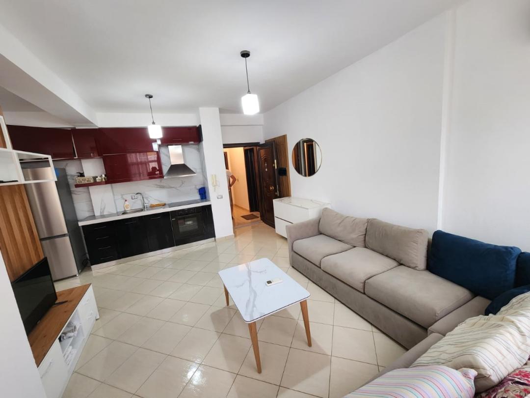 <p>Daire, Mali i Robit'te asansörsüz bir binanın 3. katında, Hotel Ujvara'nın yakınında, denize sadece 150 metre mesafede yer almaktadır. Dairenin toplam 55m2 ve 46m2 iç mekanı, mekanı oturma odasına bölen bir koridorda düzenlenmiştir. + mutfak, 1 yatak odası ve 1 banyo. Daire çağdaş koşullarla döşenmiştir ve yıl boyunca düzenli yönetim, garantili park yeri ve tüm sakinler ve çocuklar için dinlenme alanı olan komplekslerden birinde yer almaktadır. Dairenin bulunduğu alan tatilcilerin çok ziyaret ettiği bir alandır ve daire sadece günlük olarak değil, kolayca kiralanabilir. Mülk düzenli ipotek belgelerine sahiptir ve satışa hazırdır.</p>