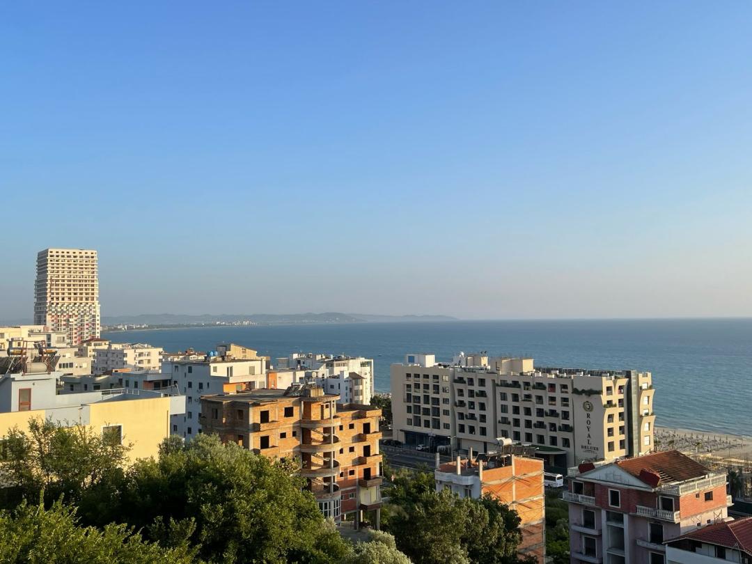 <p>Asansörlü 5. katta bulunan Shkembi i Kavaje'deki bu 1+1 daire, 63 m² sertifikalı yaşam alanı sunmaktadır. Bir yatak odası, mutfak alanı bulunan bir oturma odası ve bir banyodan oluşmaktadır. Daire, plaja ve yerel olanaklara yakın, popüler ve erişilebilir bir bölgede konumlanmış olup hem yaşam hem de yatırım için oldukça uygundur.</p>