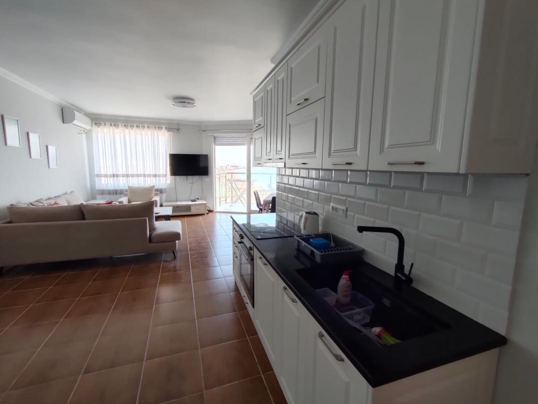 <p>Daire, Shkembi i Kavajes'te, Kamelia Resort'a yakın asansörlü bir binanın 12. katında yer almaktadır. Küçük bir koridor, mutfaklı 1 oturma odası, 2 yatak odası, 2 banyo ve doğrudan deniz manzaralı 1 balkondan oluşmaktadır. Mülk, iç dekorasyon, yeni mobilyalar ve yeni cihazlar dahil olmak üzere tamamen yatırım yapılmış olup, hemen kullanıma hazırdır. Binanın bulunduğu bölge, çoğu tesise ve plaja yakın olması nedeniyle popüler bir yerleşim bölgesidir. Mülkün toplam alanı 150 m2 olup, bunun 130 m2'si tapuda kayıtlı iç alanıdır. Mülkün mülkiyet belgeleri mevcuttur ve satışa hazırdır!</p><p>Daha fazla bilgi edinmek veya mülkü yakından incelemek için bizimle iletişime geçmekten çekinmeyin.</p>