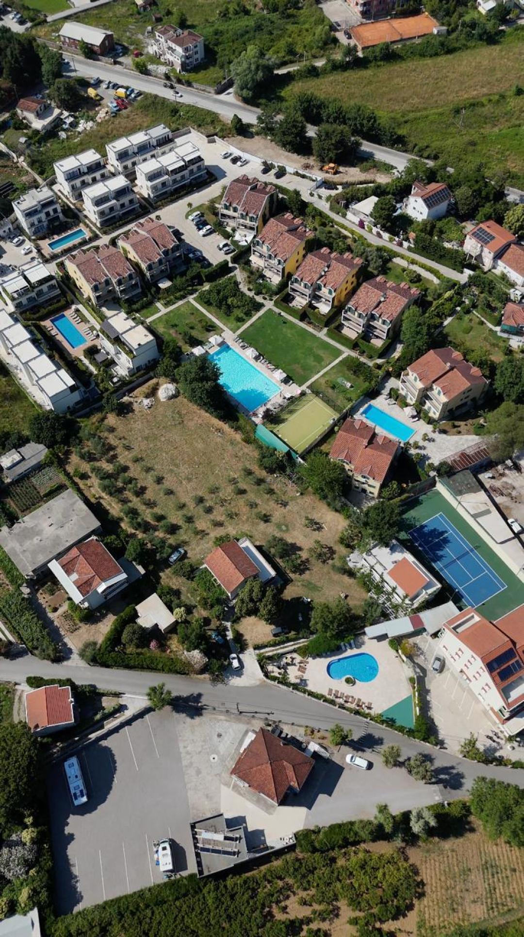<p>Üç geniş katta konfor, mahremiyet ve modern bir rahatlık sunan, güzelce tasarlanmış bu müstakil ev kompleksinde çağdaş sahil yaşamını keşfedin.</p><p>Her müstakil ev şunları sunar:</p><p>Birinci Kat: Davetkar giriş holü, doğal ışıkla dolu açık konsept mutfak ve oturma alanı, misafir tuvaleti ve rahat, özel bir bahçeye açılan teras; dinlenmek veya eğlenmek için mükemmel.</p><p>İkinci Kat: Her biri kendi ebeveyn banyosuna ve terasa doğrudan erişime sahip iki aydınlık ve konforlu yatak odası.</p><p>Üçüncü Kat: Özel teraslı, giyinme odalı ve ek banyolu lüks bir ebeveyn yatak odası; evinizde gerçek bir sığınak.</p><p>Ek özellikler:</p><p>Sakinler için ortak yüzme havuzuna erişim</p><p>Fiyata özel otopark dahildir</p><p>Yıl boyunca yaşamak veya tatil amaçlı kullanmak için ideal, huzurlu ve iyi bağlantılı bir bölgede yer almaktadır.</p><p>Bu şık müstakil evler, modern mimariyi işlevsellikle bir araya getirerek Karadağ'da kaliteli gayrimenkul arayan aileler, çiftler veya yatırımcılar için mükemmel bir seçimdir.</p>