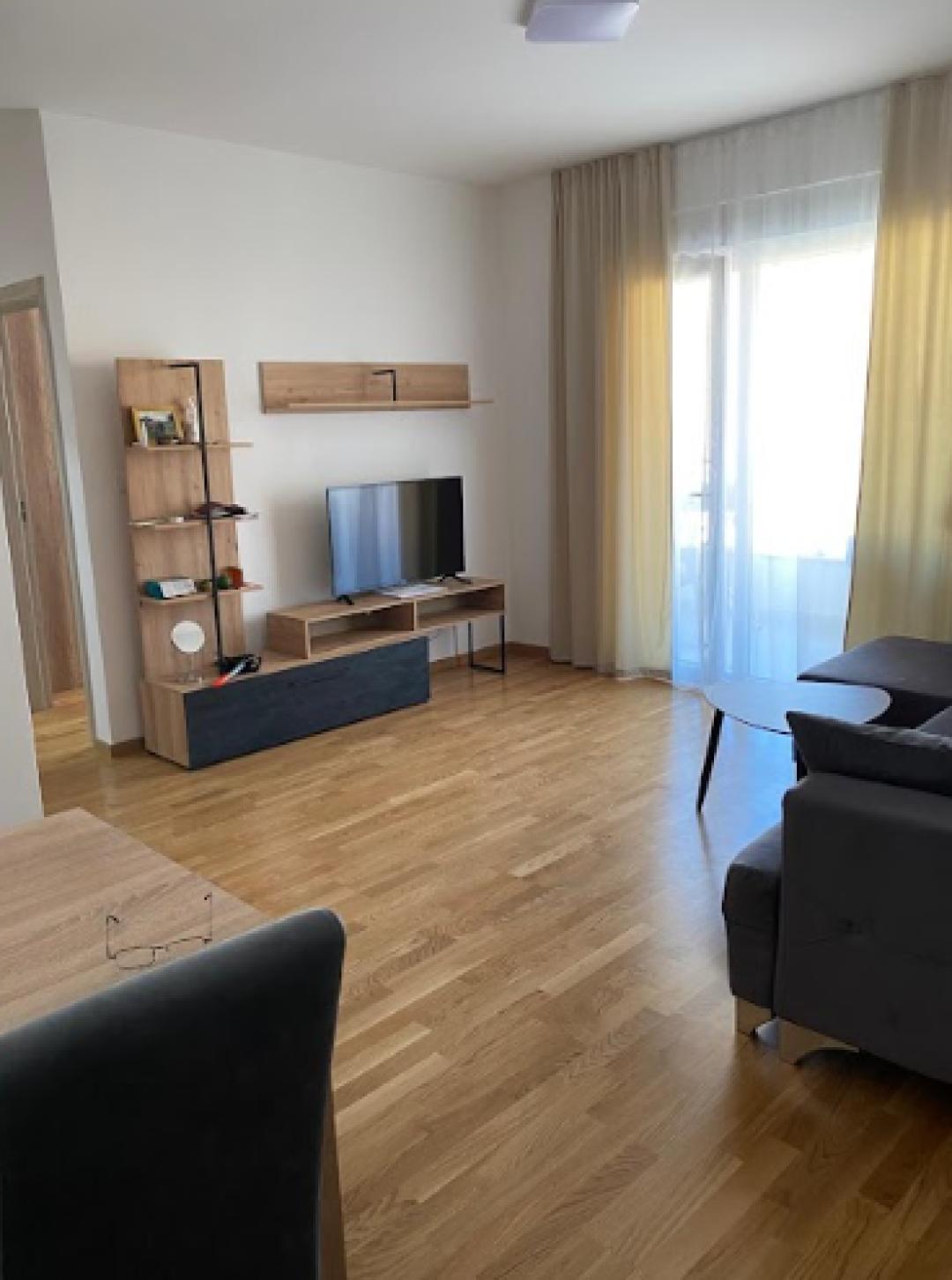 <p>Bečići'nin (Nikic) popüler sahil bölgesinde yer alan bu konforlu daire, birinci katta 48 m²’lik düzenli bir yaşam alanı sunmaktadır. Planlamasında aydınlık bir oturma odası, sıcak bir yatak odası, modern bir banyo ve temiz deniz havasının tadını çıkarabileceğiniz özel bir balkon bulunmaktadır.</p><p>Daire tamamen eşyalı olarak satılmakta olup hemen taşınmaya hazırdır. Yıl boyunca yaşam için olduğu kadar yazlık olarak da idealdir. Sessiz ve iyi bağlantılara sahip bir mahallede yer almakta, plaja ve yerel olanaklara sadece birkaç dakika mesafededir.</p><p>Karadağ’ın en gözde sahil bölgelerinden birinde yatırım veya kişisel kullanım için harika bir fırsattır.</p>