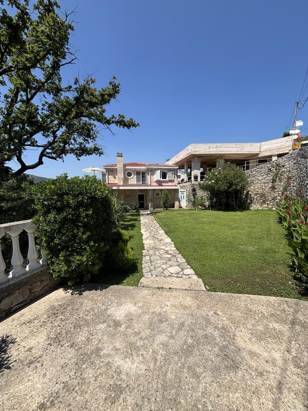 <p>Hayalinizdeki evi, 605 m²'lik geniş bir arsa üzerinde mükemmel bir konuma sahip, ferah ve güzel döşenmiş bu villada keşfedin. 7 yatak odası ve 7 banyosu bulunan bu mülk, aileniz ve misafirleriniz için geniş bir alan ve mahremiyet sunuyor.</p><p>Eğlence ve günlük konfor için ideal olan, modern bir mutfağa kusursuz bir şekilde bağlanan geniş ve davetkar bir oturma odasıyla aydınlık ve açık planlı bir yaşamın keyfini çıkarın. Karadağ kıyı şeridinin dingin güzelliğini yansıtan, her biri muhteşem deniz manzaraları sunan 5 geniş terasa çıkın.</p><p>Bu villa tamamen mobilyalı olarak satılmaktadır, böylece sorunsuz bir şekilde yerleşebilir ve hemen sahil yaşam tarzına başlayabilirsiniz.</p><p>Karadağ'ın en gözde lokasyonlarından birinde lüks bir sahil evi sahibi olmak için bu nadir fırsatı kaçırmayın.</p>