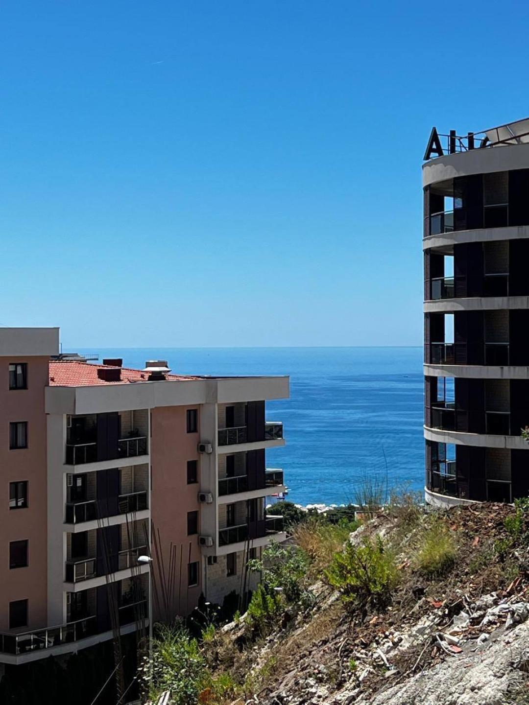 <p>Becici'de yeni 2 yatak odalı daire, Idea süpermarketinin yakınında yer almaktadır.</p><p>Dairenin toplam alanı 62 m²'dir.</p><p>Deniz ve Budva Rivierası kıyısı manzarası.</p><p>Daire planı: 2 yatak odası, oturma odası, mutfak, koridor, duşlu banyo, deniz manzaralı balkon. Daire temiz bir şekilde satılmaktadır. Klima, sıhhi tesisat ve kombi mevcuttur. Telefon/internet bağlantısı mevcuttur.</p><p>Kat: 2. kat (9 katlı bir binada)</p><p>Binanın inşa yılı 2023. 2 asansör mevcut.</p><p>Açık otopark ve yer altı garajı mevcuttur.</p><p>Belgeler temizdir.</p><p>Denize uzaklık: 400 metre</p>