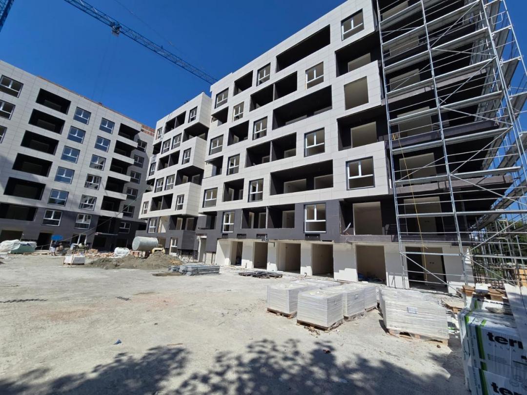 <p>7 katlı bir binanın 6. katında yer alan dairenin toplam alanı 117,98 m² olup, bunun 12,84 m²’si ortak kullanım alanlarından oluşmaktadır.<br>Fonksiyonel planında iyi donanımlı açık mutfaklı bir yaşam alanı, 2 yatak odası, 1 banyo ve 1 balkon bulunmaktadır.</p><p>Bu rezidansta yapılan yatırım, ilgili Alman ve İtalyan sektörlerindeki önde gelen firmalardan temin edilen yüksek kaliteli malzemelerle gerçekleştirilmektedir.<br>Rezidans, seramik kaplamalı havalandırmalı cepheye sahiptir. Elektrik işleri bu alanda lider olan İtalyan <strong>