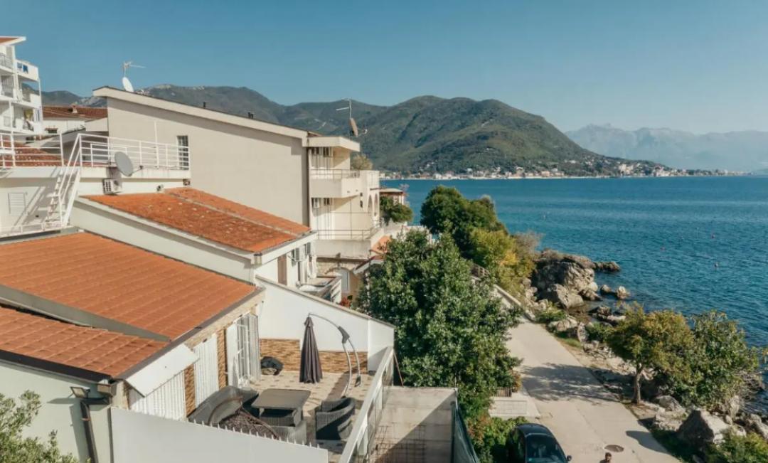<p>Herceg Novi, Savina’nın oldukça talep gören bölgesinde yer alan bu muhteşem denize sıfır villayı keşfedin. Denize birinci sırada konumlanmış olan 180 m²’lik bu konut, şıklık, konfor ve nefes kesici Adriyatik manzaralarını mükemmel bir şekilde bir araya getiriyor.</p><p>Villa, iki geniş yatak odası, büyük açık plan bir oturma odası, tam donanımlı bir mutfak, şık bir banyo ve evin tüm alanlarını sorunsuz bir şekilde birbirine bağlayan geniş bir giriş holüne sahiptir. Ek olanaklar arasında özel bir gardırop, çamaşır odası ve hatta rahatlama ve wellness için mükemmel olan özel bir masaj odası bulunmaktadır.</p><p>Villanın en etkileyici özelliklerinden biri, oturma odasının tamamı boyunca uzanan geniş terastır. Bu alan, panoramik deniz manzarası sunar ve yemek yemek, misafir ağırlamak veya sadece sahil atmosferinin keyfini çıkarmak için ideal bir mekândır.</p><p>İster huzurlu bir tatil kaçamağı, ister deniz kenarında kalıcı bir ev, ister Karadağ’ın hızla gelişen gayrimenkul piyasasına bir yatırım arıyor olun, bu eşsiz mülk tüm beklentileri karşılıyor.</p>