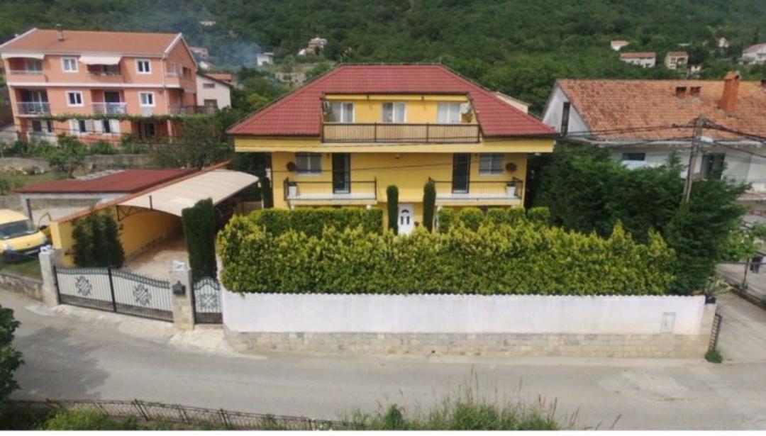 <p>Bu zarif villa, geniş 900 m² arsaya kurulmuş olup, üç güzel tasarlanmış kat boyunca olağanüstü konfor ve modern olanaklar sunmaktadır. Toplam 340 m² yaşam alanıyla, mülk; huzurlu bir Karadağ ortamında alan, işlevsellik ve mahremiyet arayan aileler için idealdir.</p><p><strong>Öne Çıkan Özellikler</strong></p><p>Modern iklimlendirme: yerden ısıtma, radyatörler ve klima</p><p>Yüksek kaliteli donanımlara sahip 4+ banyo</p><p>Işık alan iç mekânlar ve düşünülmüş oda yerleşimi</p><p>Açık manzaralı geniş dış teras</p><p><strong>Birinci Kat</strong></p><p>Karşılama holü, kazan dairesi ve çamaşır makinesi/kurutucu için alan</p><p>Geniş oturma odası</p><p>İki adet çalışma/ofis odası (uzaktan çalışma veya misafir odası için ideal)</p><p>Tam donanımlı mutfak</p><p>Misafir banyosu</p><p><strong>İkinci Kat</strong></p><p>Özel banyolu ve giyinme odalı ana yatak odası</p><p>Sıcak ve samimi oturma alanı</p><p>Ek bir banyo ve ayrı duş odası</p><p>Rahat çalışma odası</p><p><strong>Üçüncü Kat</strong></p><p>Aydınlık iki yatak odası</p><p>Duş kabinli banyo</p><p>Dinlenmek, yemek yemek veya panoramik manzaraların tadını çıkarmak için mükemmel olan büyük bir güneş terasına çıkış</p><p>Bu villa, modern konforu işlevsel tasarımla birleştirerek yıl boyu yaşam veya tatil kullanımı için mükemmel bir seçenek sunar. Geniş yerleşimi, birden fazla çalışma alanı, özel banyolar ve büyük terası ile konforlu bir Akdeniz yaşam tarzı için ideal bir ortam yaratır.</p>