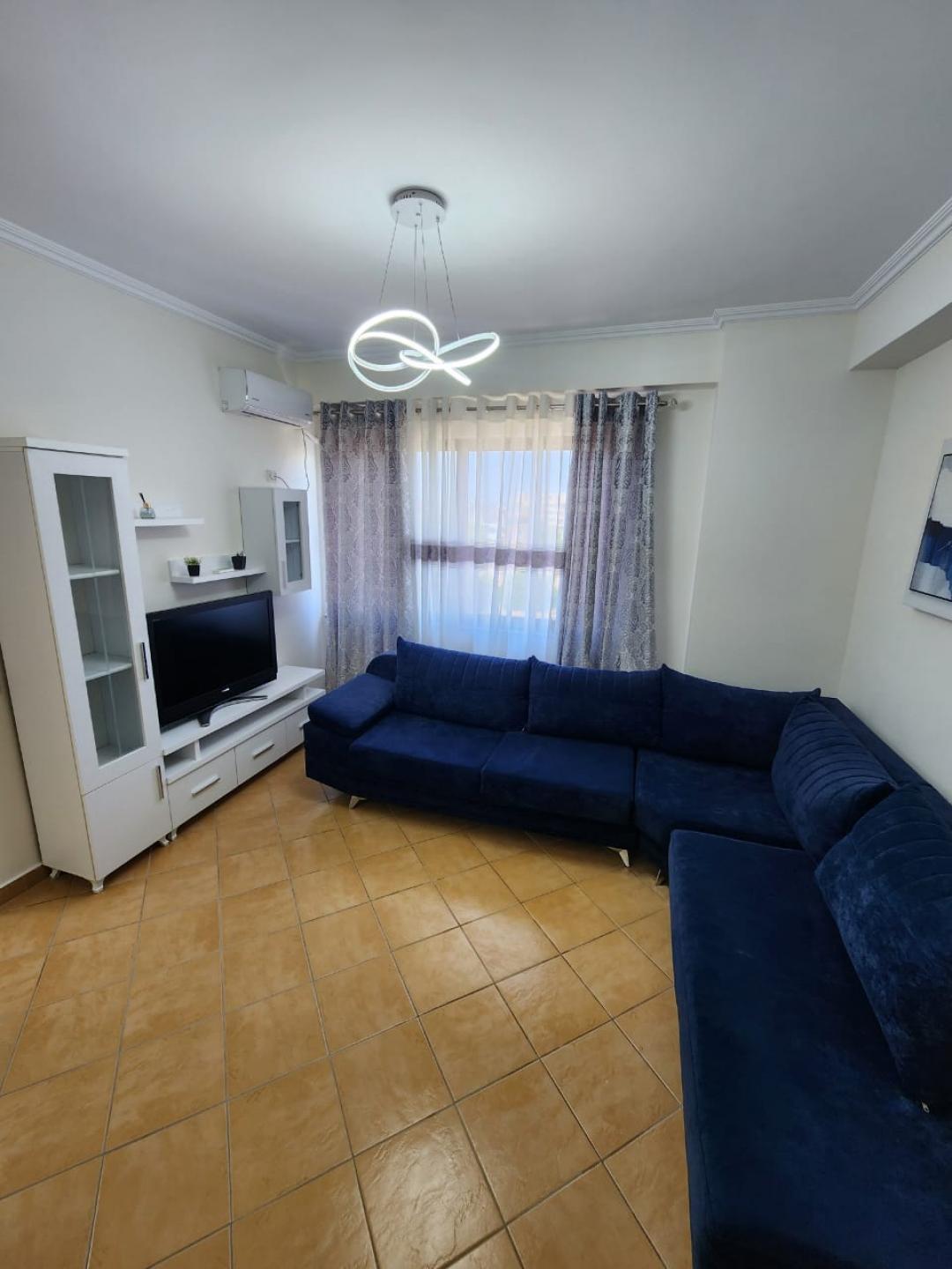 <p>Daire, Hotel Antalya yakınında, asansörlü 5. katta yer almaktadır. Toplam 75 m² alana ve 65,9 m² iç kullanım alanına sahiptir. Daire; salon + mutfak, 2 yatak odası, 2 banyo ve geniş bir balkondan oluşmaktadır. Batı cephelidir ve yaşam ile tatil için oldukça tercih edilen bir bölgede bulunmaktadır; konforlu ve rahat bir yaşam için gerekli tüm olanakları sunmaktadır. Gayrimenkulün tüm yasal belgeleri eksiksizdir ve satışa hazırdır. Daha fazla bilgi almak veya daireyi görmek için bizimle iletişime geçmekten çekinmeyin!</p>