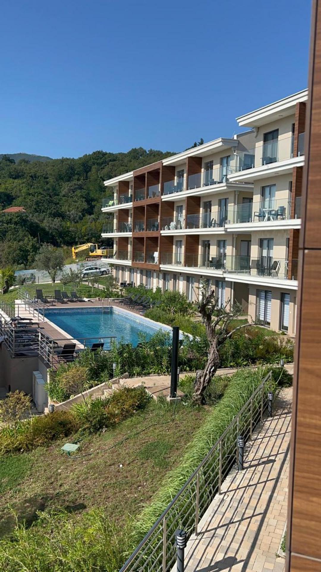 <p>Proje, misafirlerin manzaralı havuz, ücretsiz bisikletler ve bahçeden en iyi şekilde faydalanabileceği Kavac’ta sürdürülebilir bir dairedir. Deniz manzarasına sahip bu konaklama birimi bir balkon sunmaktadır. Güneş terası mevcuttur ve misafirler ücretsiz Wi-Fi ile ücretsiz özel park alanından yararlanabilir.</p><p>Daire kompleksindeki birimlerde klima, oturma alanı, akış hizmetleriyle donatılmış düz ekran TV, küçük mutfak, yemek alanı ve saç kurutma makinesi, bide ve ücretsiz banyo malzemeleri bulunan özel banyo bulunmaktadır. Bulaşık makinesi, mikrodalga fırın ve tost makinesi ile su ısıtıcısı da mevcuttur. Daire kompleksindeki birimlerde yatak takımları ve havlular sağlanmaktadır.</p><p>Tesiste bir kahve dükkanı ve bar bulunmaktadır.</p><p>Çocuklu misafirler için dış mekan oyun ekipmanları mevcuttur.</p><p>Kotor Saat Kulesi konaklama biriminden 5,5 km uzaklıktadır, Sea Gate – Ana Giriş ise 5,5 km mesafededir. En yakın havaalanı Tivat olup, Casa Collection’a 5 km uzaklıktadır ve tesis ücretli havaalanı servis hizmeti sunmaktadır.</p>